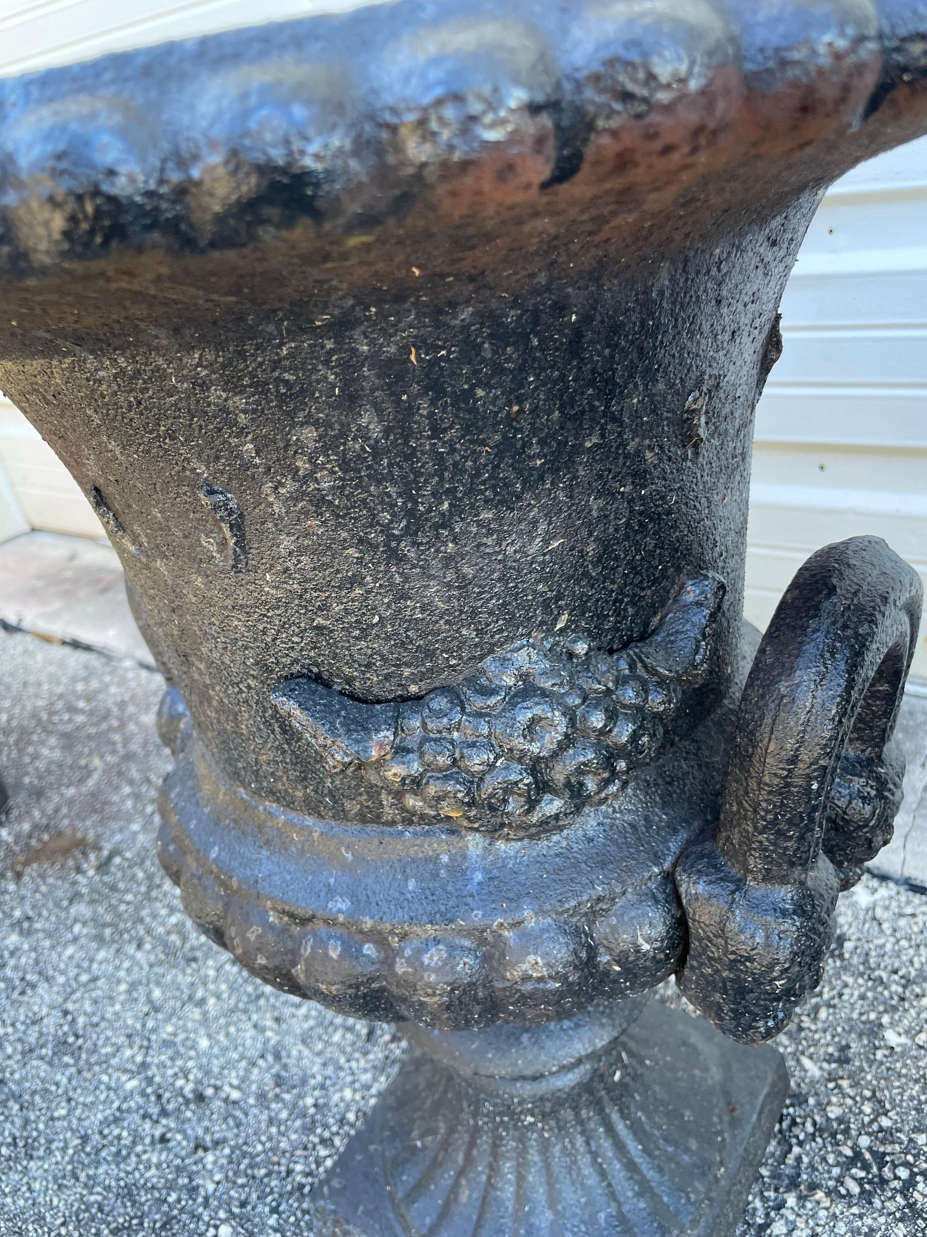 Ferro Coppia di fioriere a forma di urna in ghisa in vendita