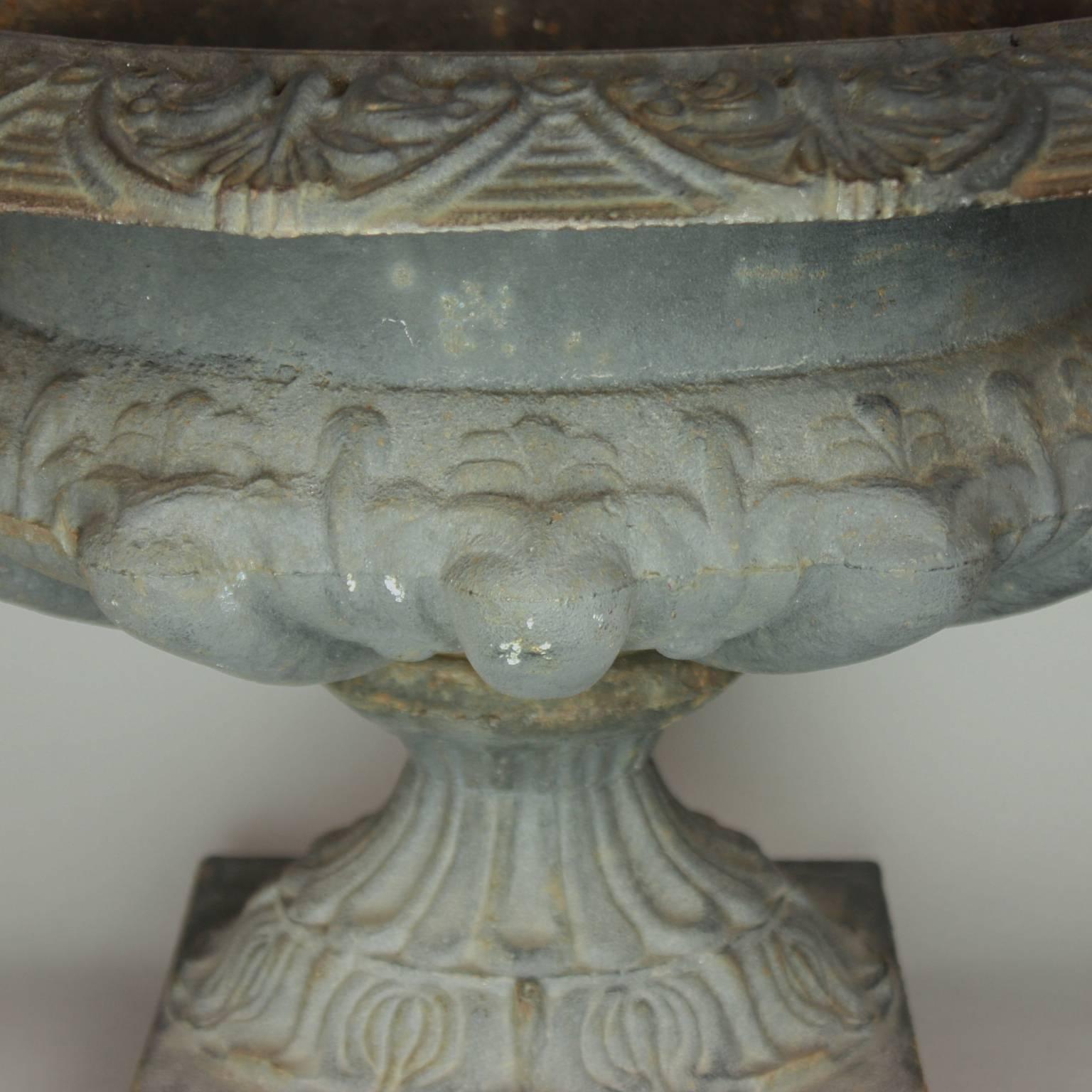Pair of Cast Iron Urns or Jardinieres, Late 19th Century In Good Condition For Sale In Berlin, DE