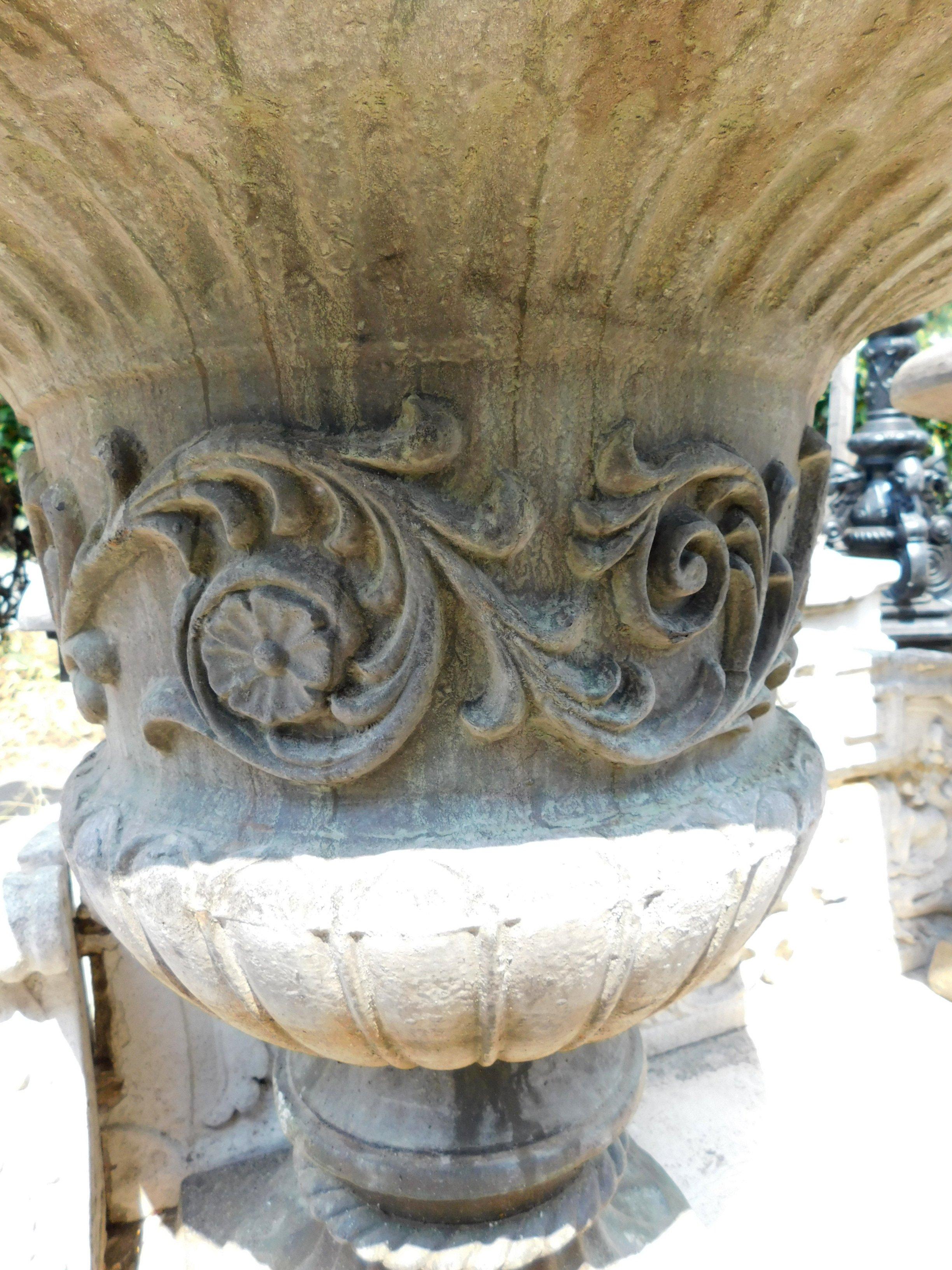 Pair of Cast Iron Vases, Antique Style with Floral Motifs In Good Condition In Cuneo, Italy (CN)