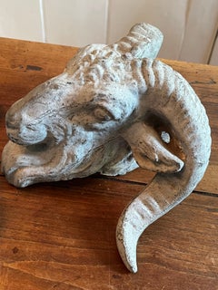 Paire de têtes de béliers en plomb coulé