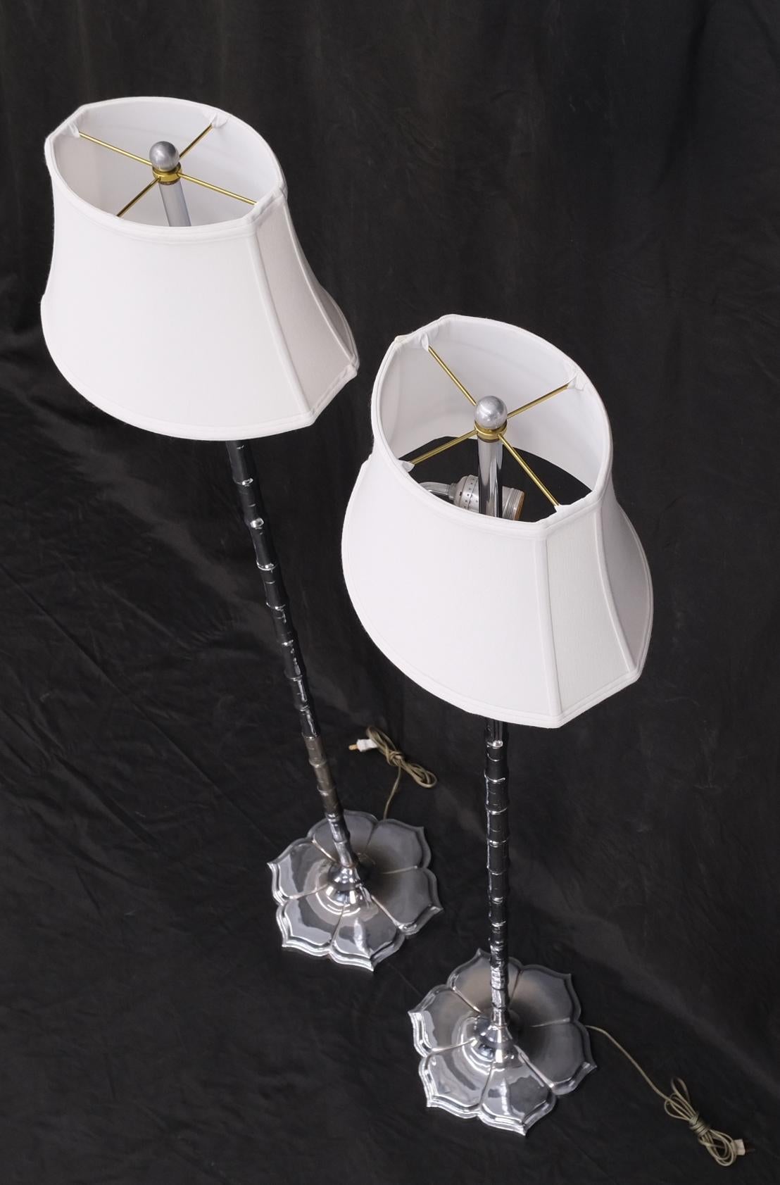 Moderne Stehlampen aus Chrom und Kunstbambus mit Lotusform aus der Mitte des Jahrhunderts, Paar im Angebot 5