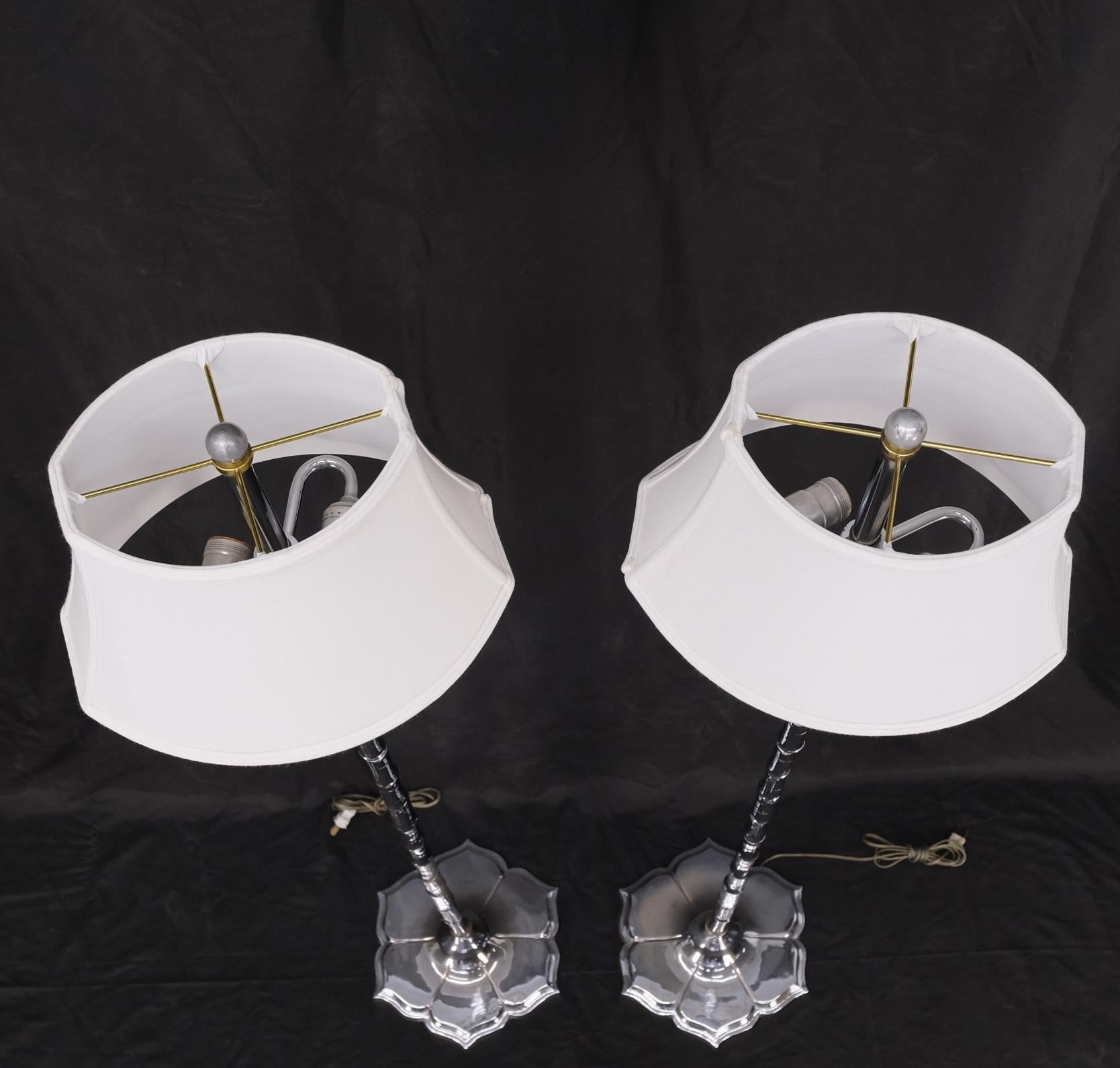 Moderne Stehlampen aus Chrom und Kunstbambus mit Lotusform aus der Mitte des Jahrhunderts, Paar im Angebot 6