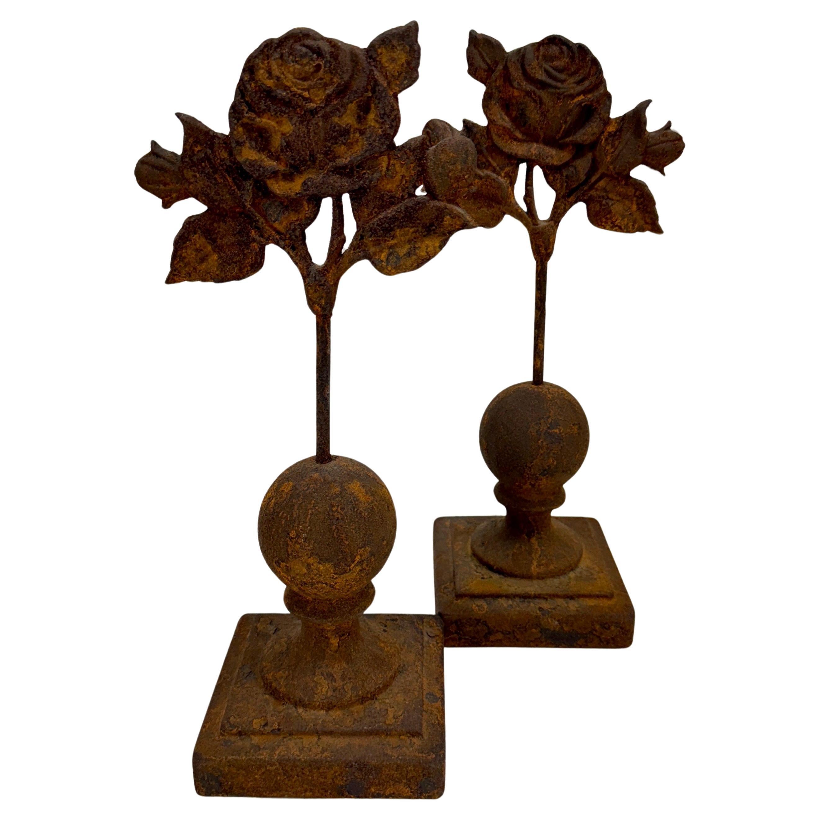 Paar gegossene architektonische Rosen aus Eisen auf quadratischem Sockel