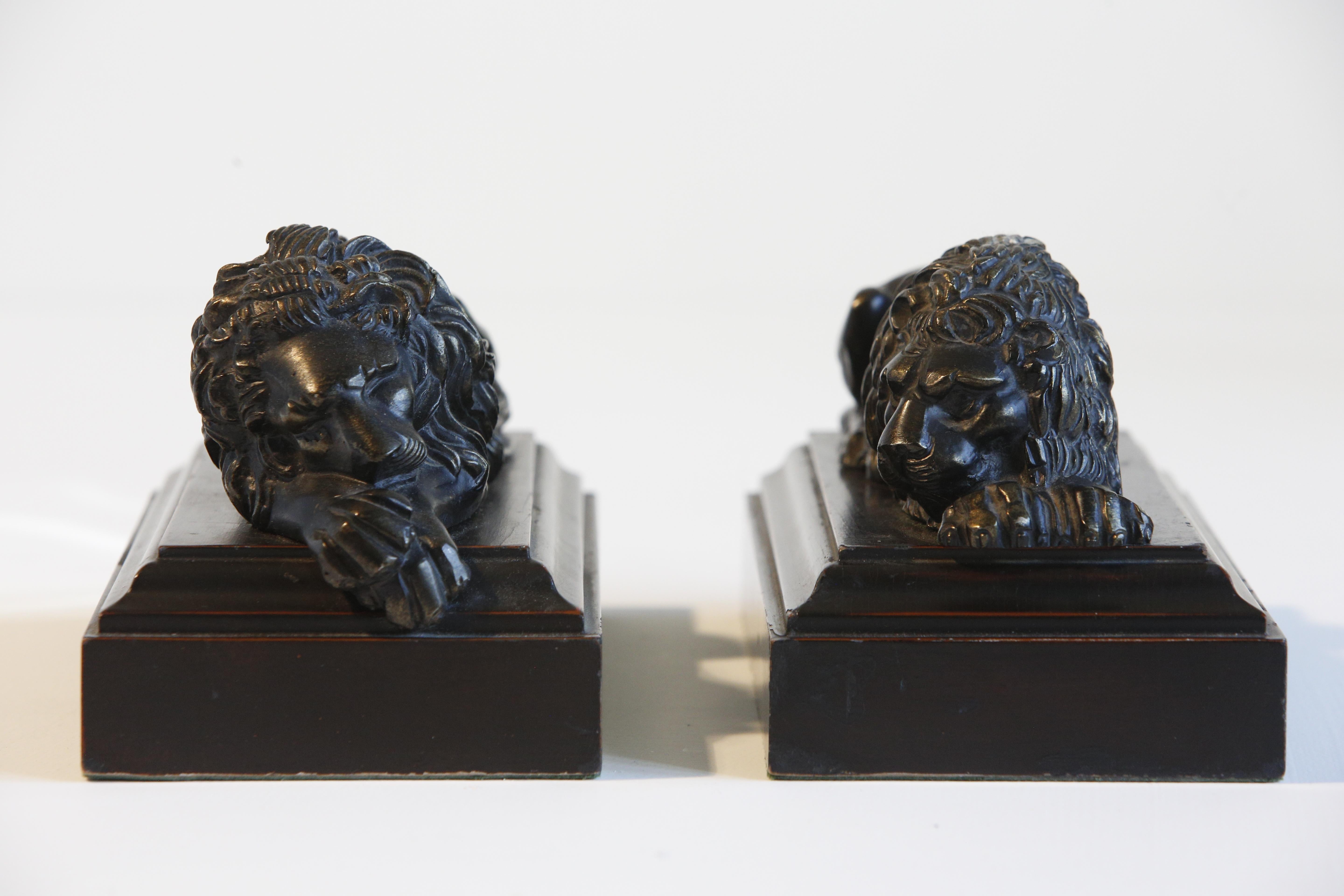 italien Paire de sculptures de lions en bronze coulé, d'après Antonio Canova, 19ème siècle en vente