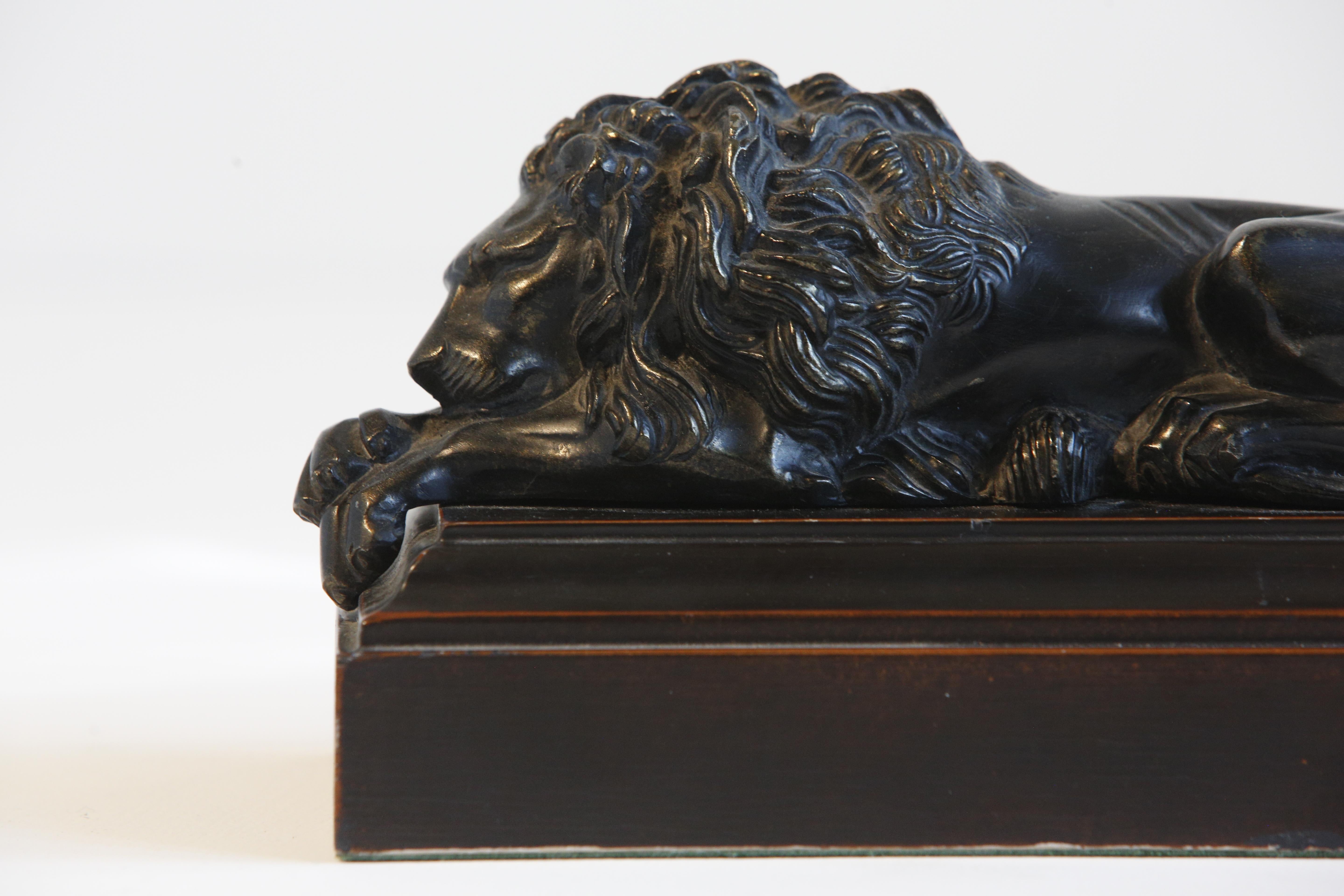 Bronze Paire de sculptures de lions en bronze coulé, d'après Antonio Canova, 19ème siècle en vente