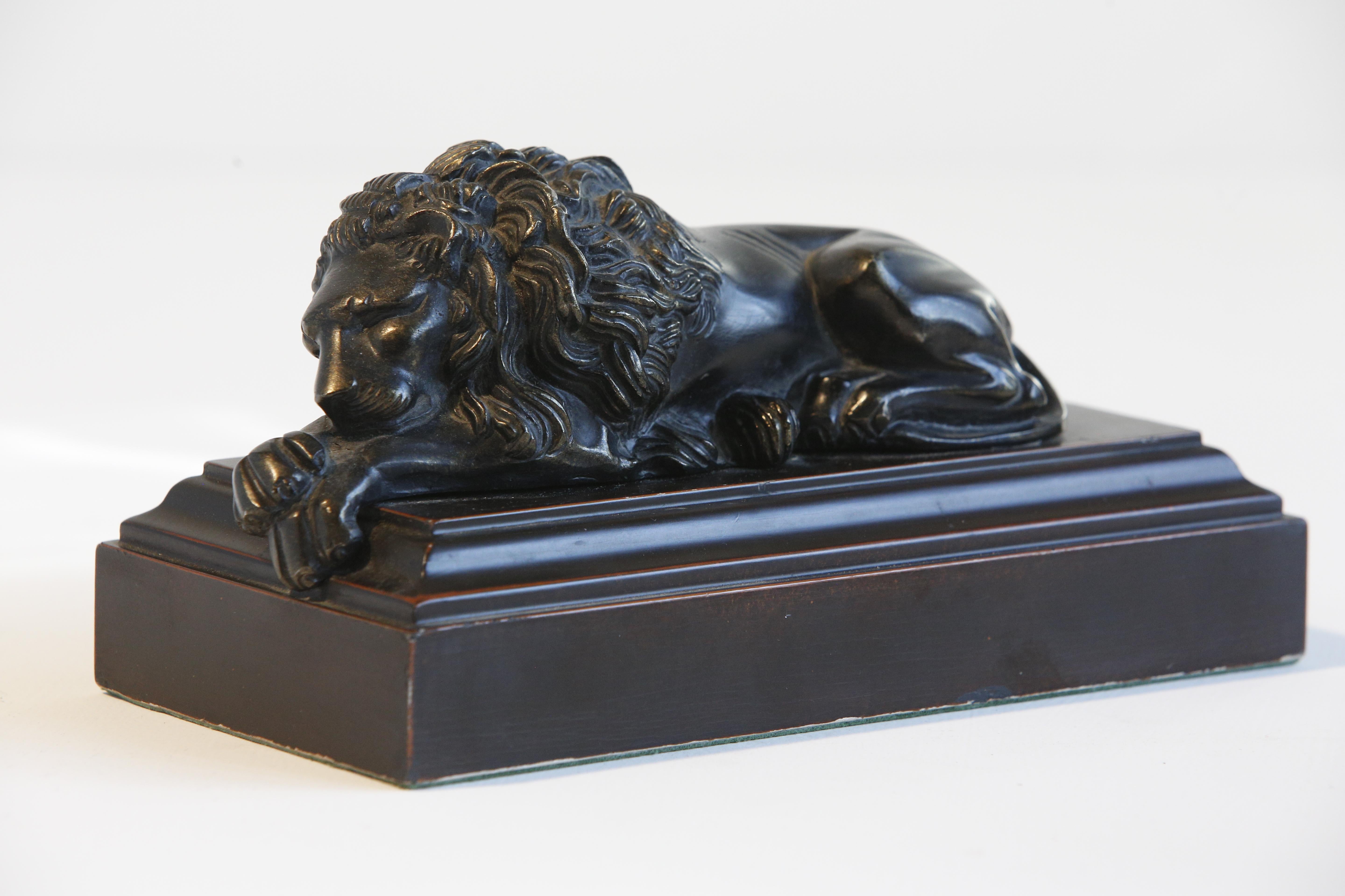 Paire de sculptures de lions en bronze coulé, d'après Antonio Canova, 19ème siècle en vente 1