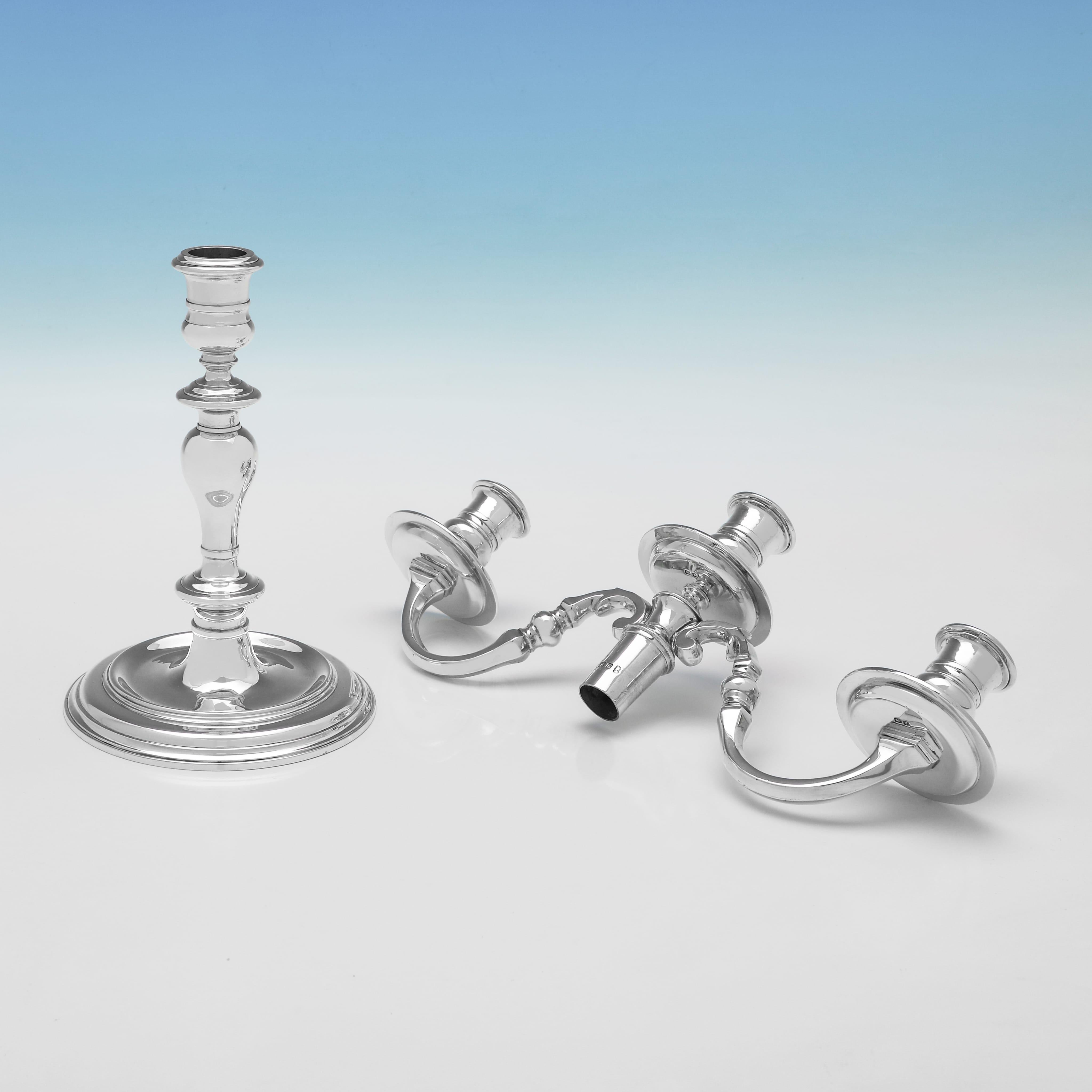 Inglese Coppia di candelabri a 3 luci in argento sterling fuso realizzati nel 1977 in vendita