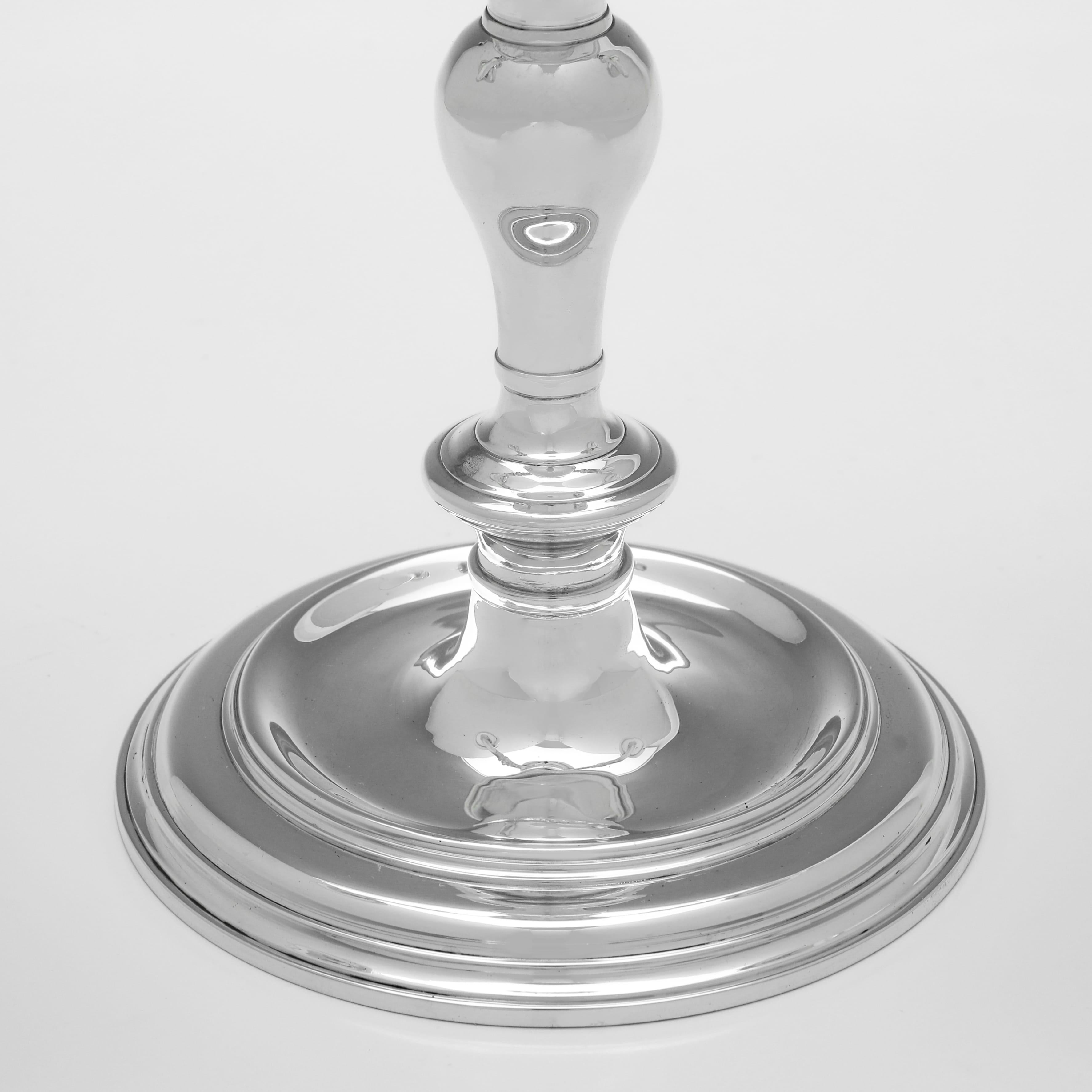 Fine XX secolo Coppia di candelabri a 3 luci in argento sterling fuso realizzati nel 1977 in vendita