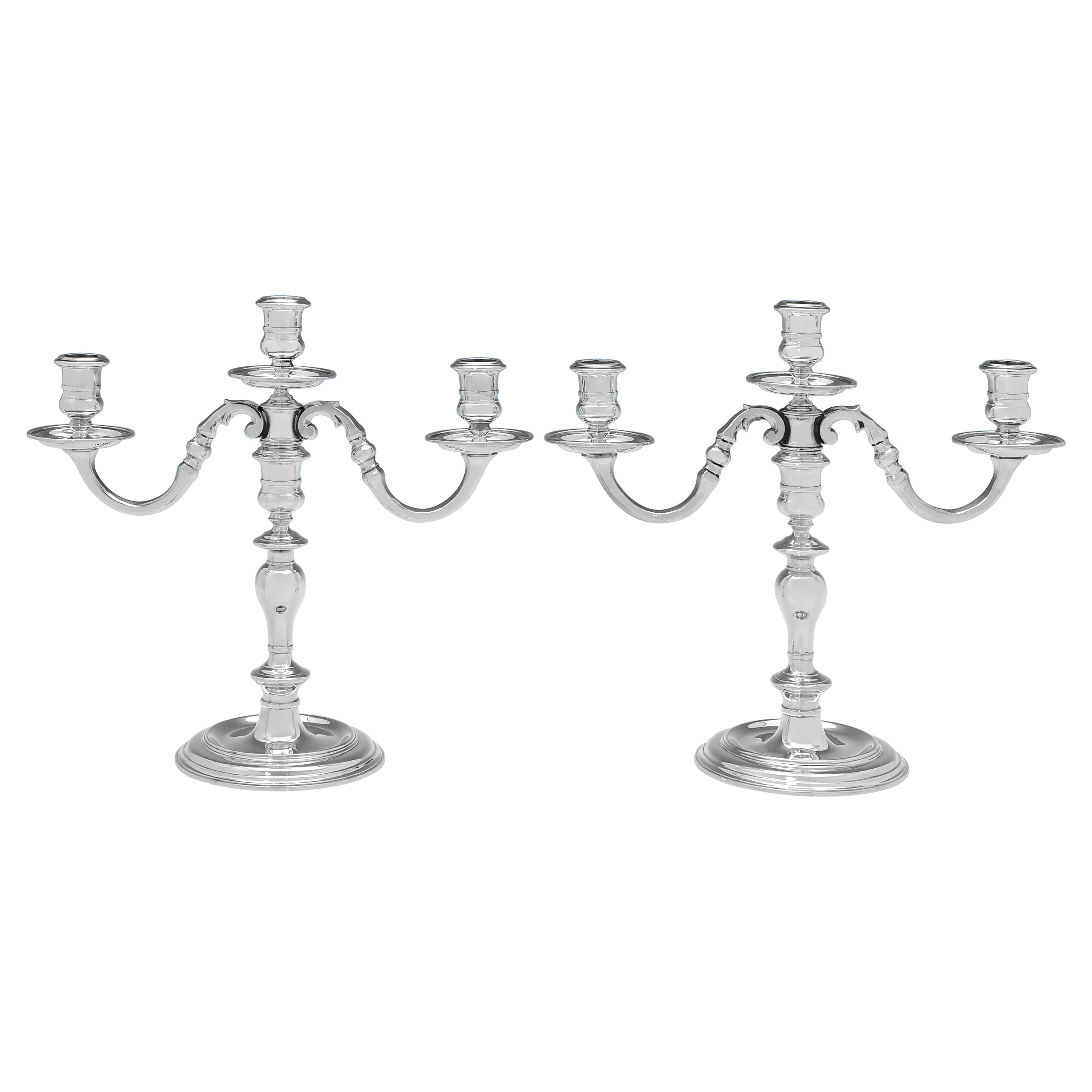 Coppia di candelabri a 3 luci in argento sterling fuso realizzati nel 1977