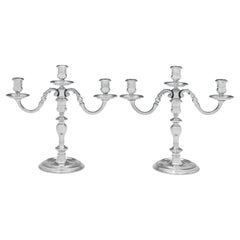 Coppia di candelabri a 3 luci in argento sterling fuso realizzati nel 1977