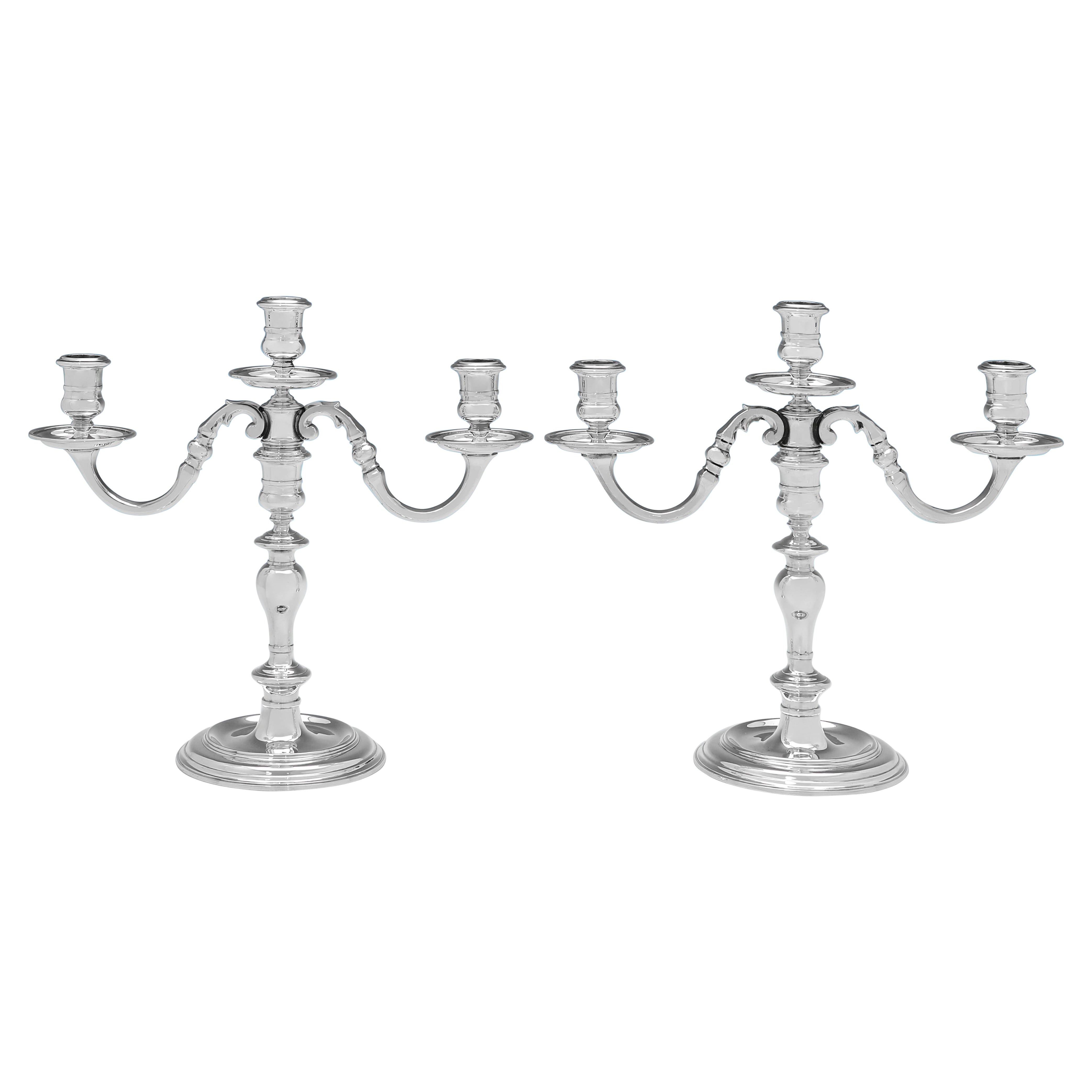 Coppia di candelabri a 3 luci in argento sterling fuso realizzati nel 1977