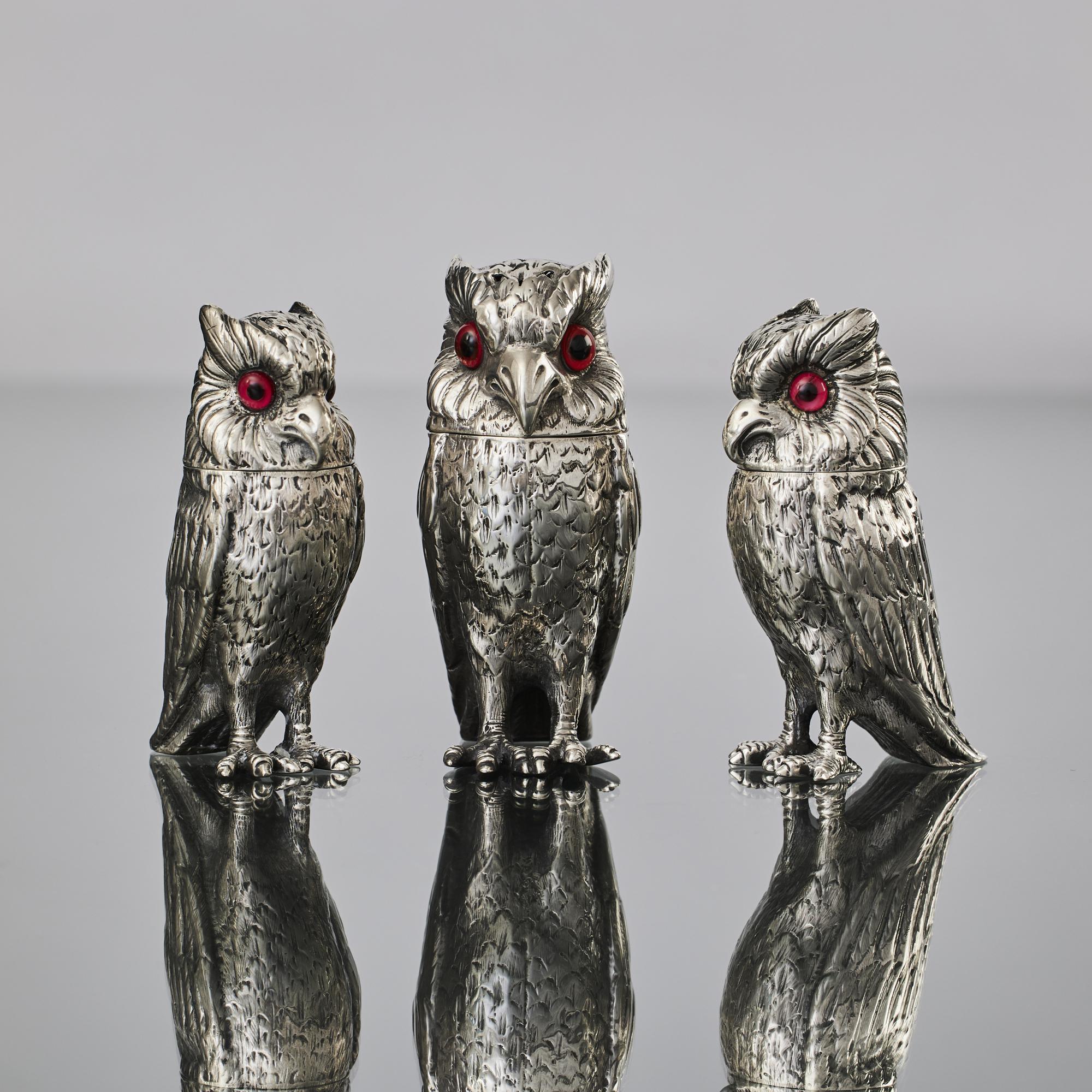 Encantador conjunto de tres novedosos pimenteros de plata antigua de la época victoriana en forma de búhos, con ojos de cristal y cabezas perforadas a mano para sacudir la pimienta. 
 
 Los interiores están dorados, por lo que podrían utilizarse