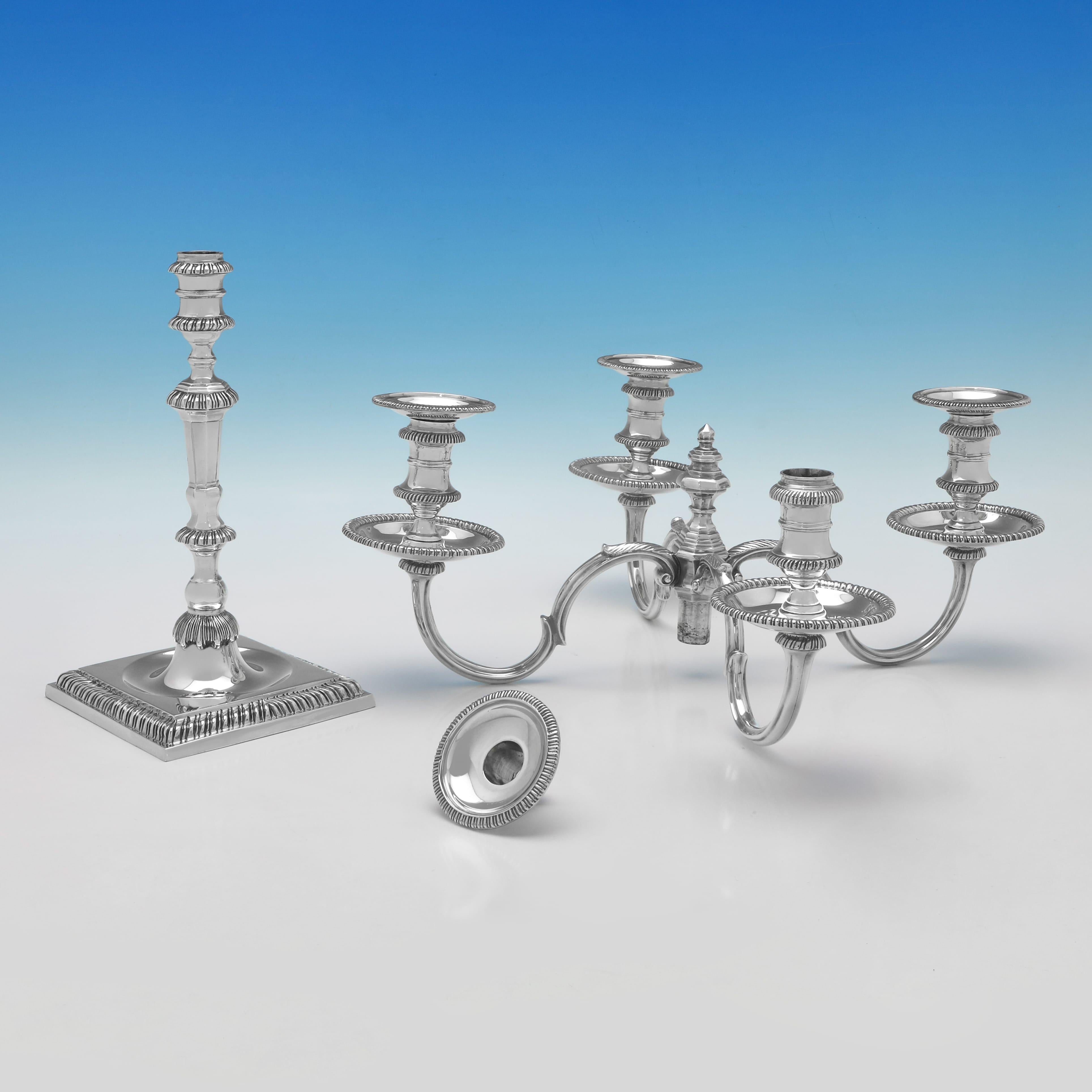 Anglais Paire de candélabres en argent sterling moulé fabriqués par Barnards à Londres en 1972 en vente