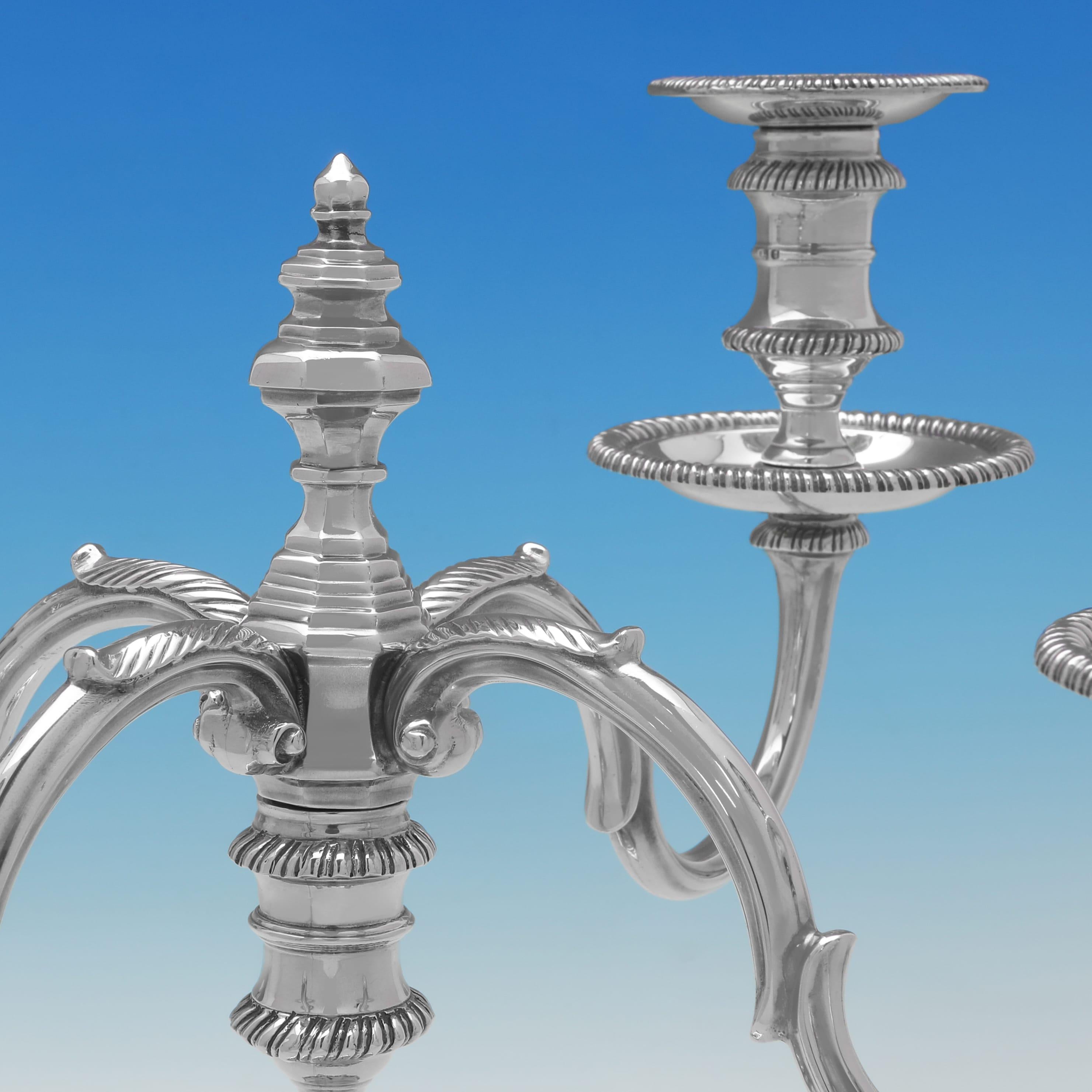 Paire de candélabres en argent sterling moulé fabriqués par Barnards à Londres en 1972 Bon état - En vente à London, London