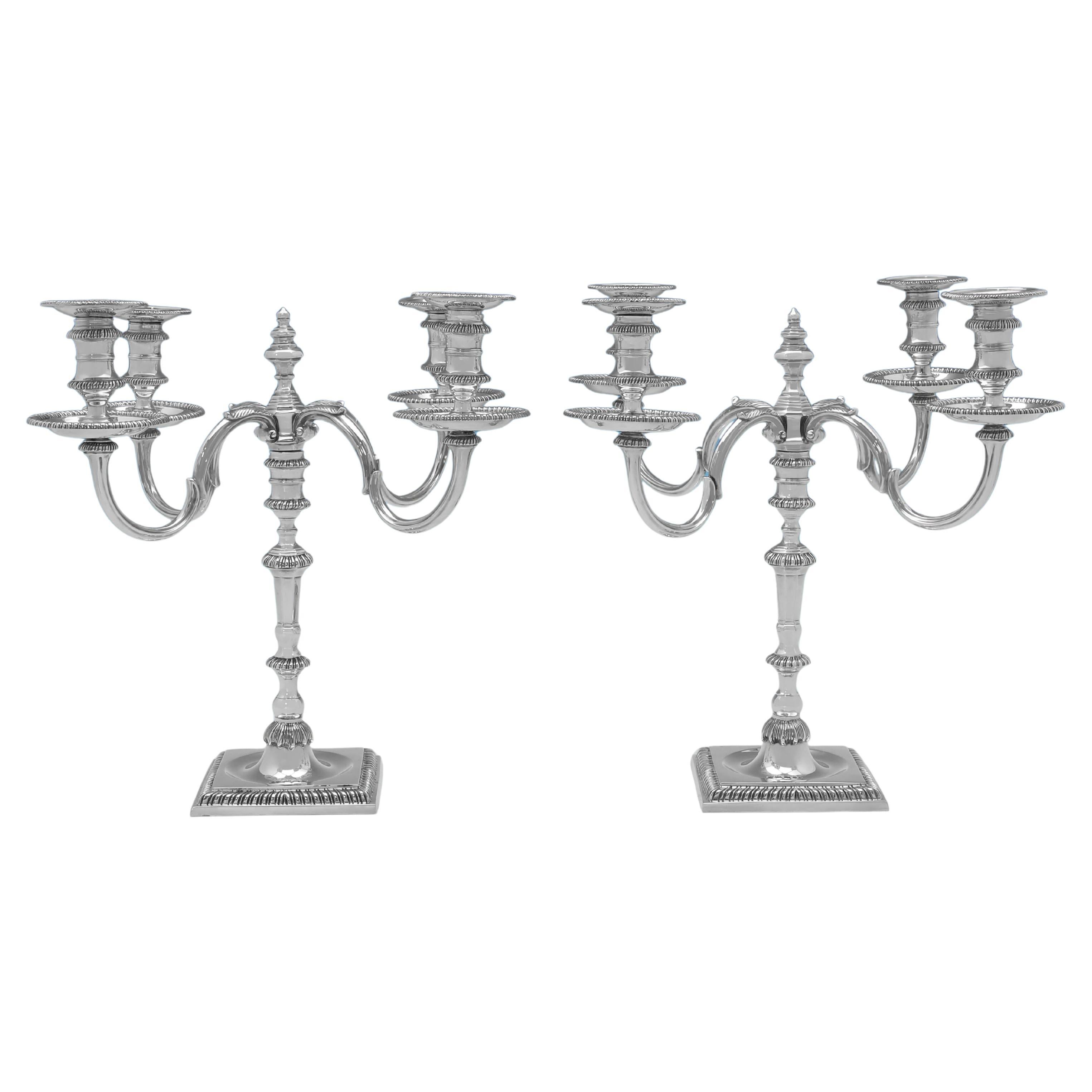 Pareja de candelabros de plata de ley fundida fabricados por Barnards en Londres en 1972