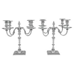 Pareja de candelabros de plata de ley fundida fabricados por Barnards en Londres en 1972