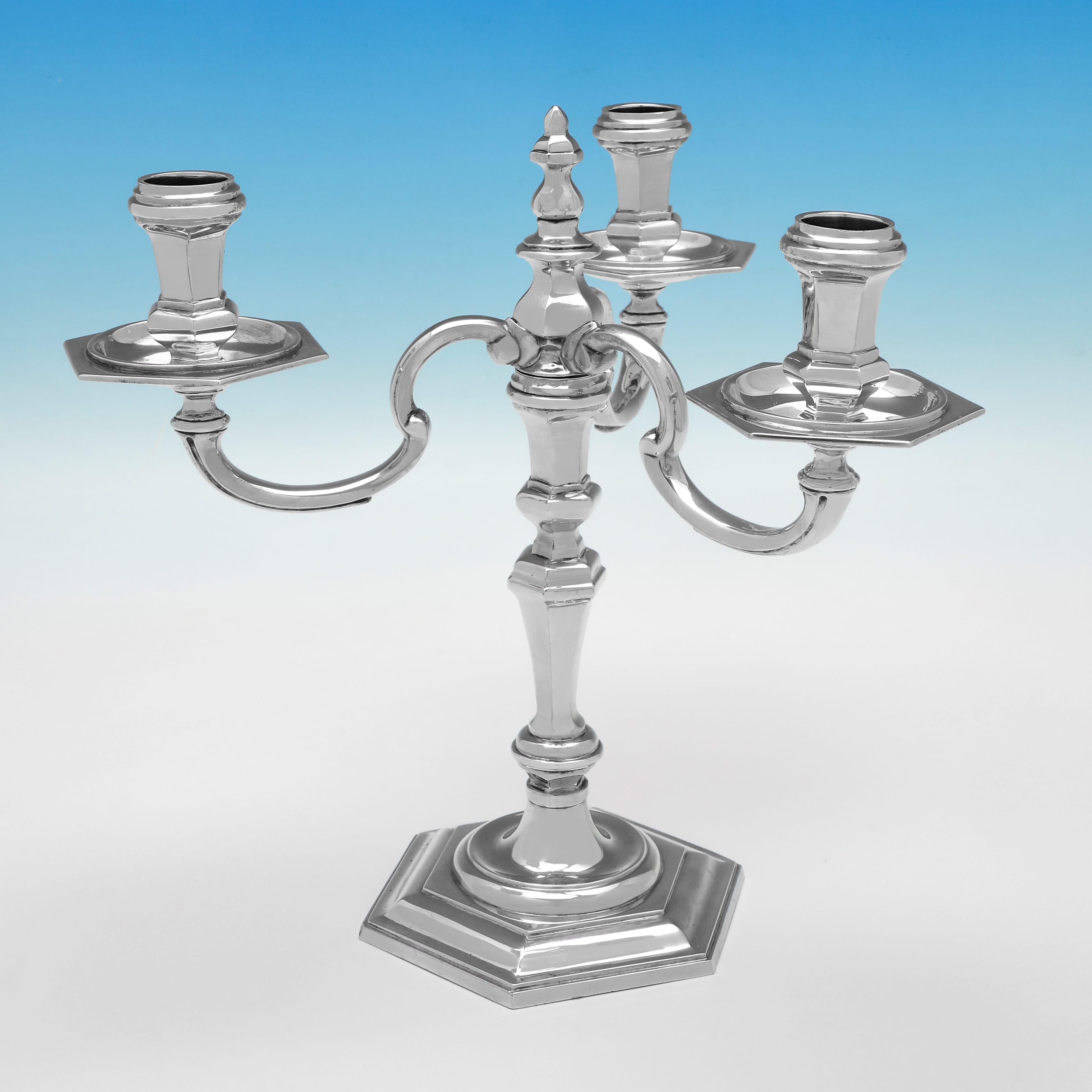 Marchiati a Londra nel 1965 da C.J. Vander, questa bella coppia di candelabri in argento sterling fusi, risalenti al periodo di Elisabetta II, hanno una forma esagonale e possono contenere 3 candele ciascuno. Ogni candelabro misura 10