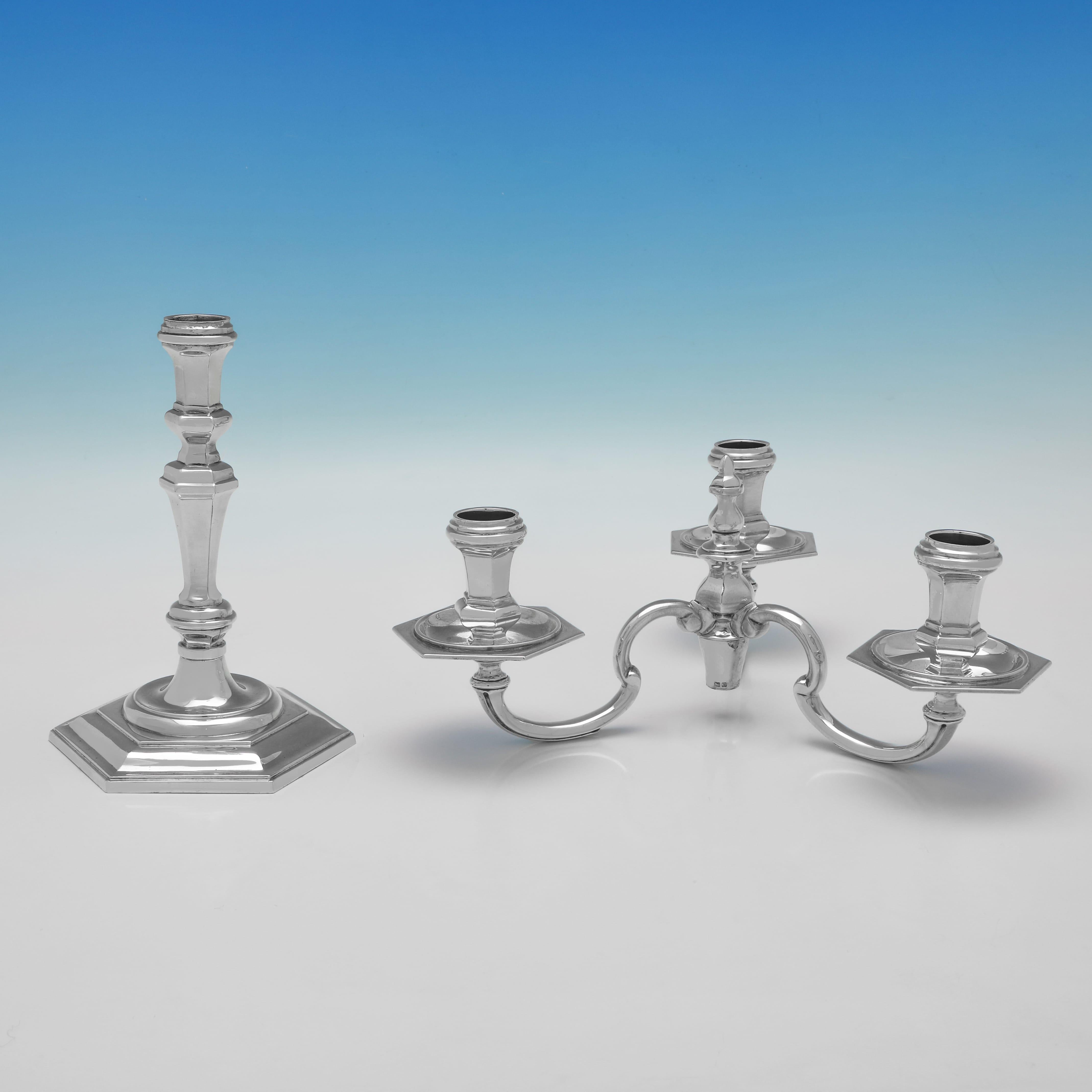 Inglese Coppia di candelabri in argento sterling fusi e realizzati a Londra nel 1965 da C.J. Vander in vendita
