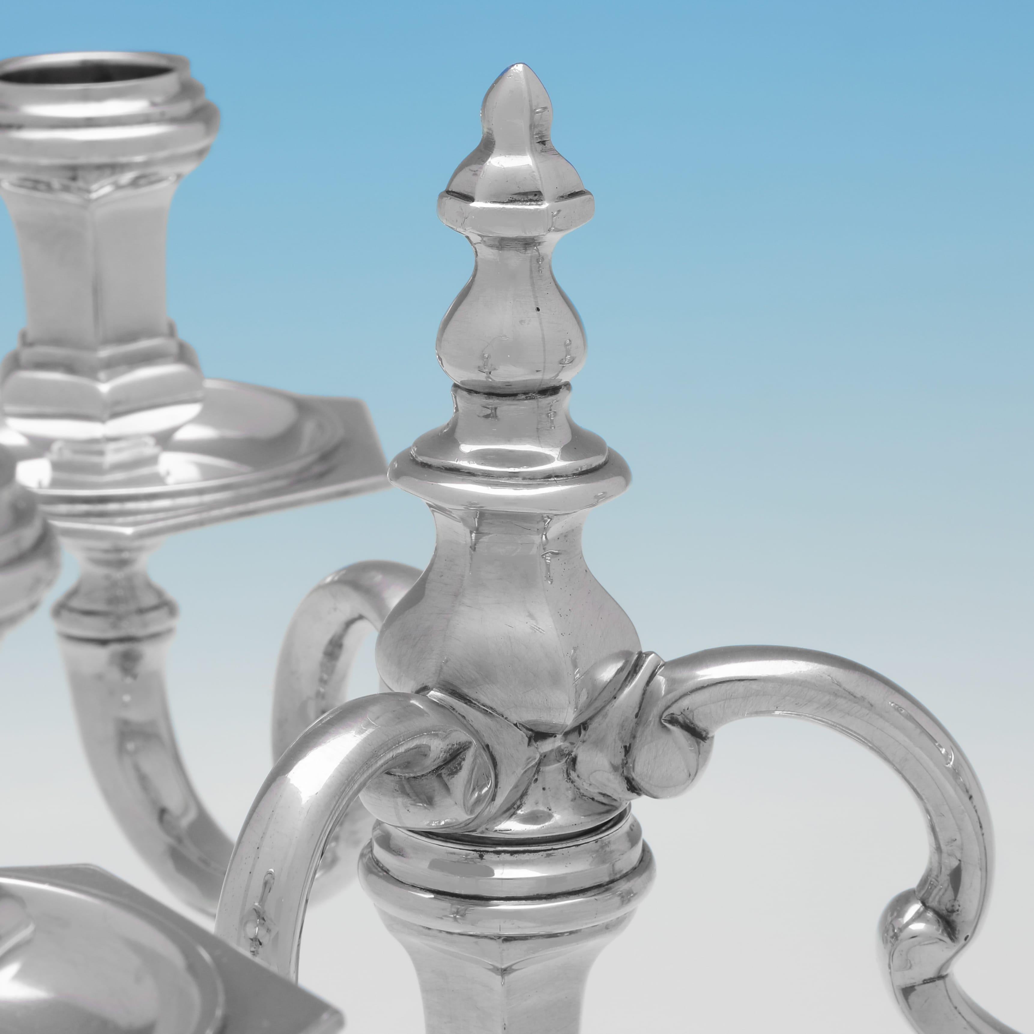 Metà XX secolo Coppia di candelabri in argento sterling fusi e realizzati a Londra nel 1965 da C.J. Vander in vendita