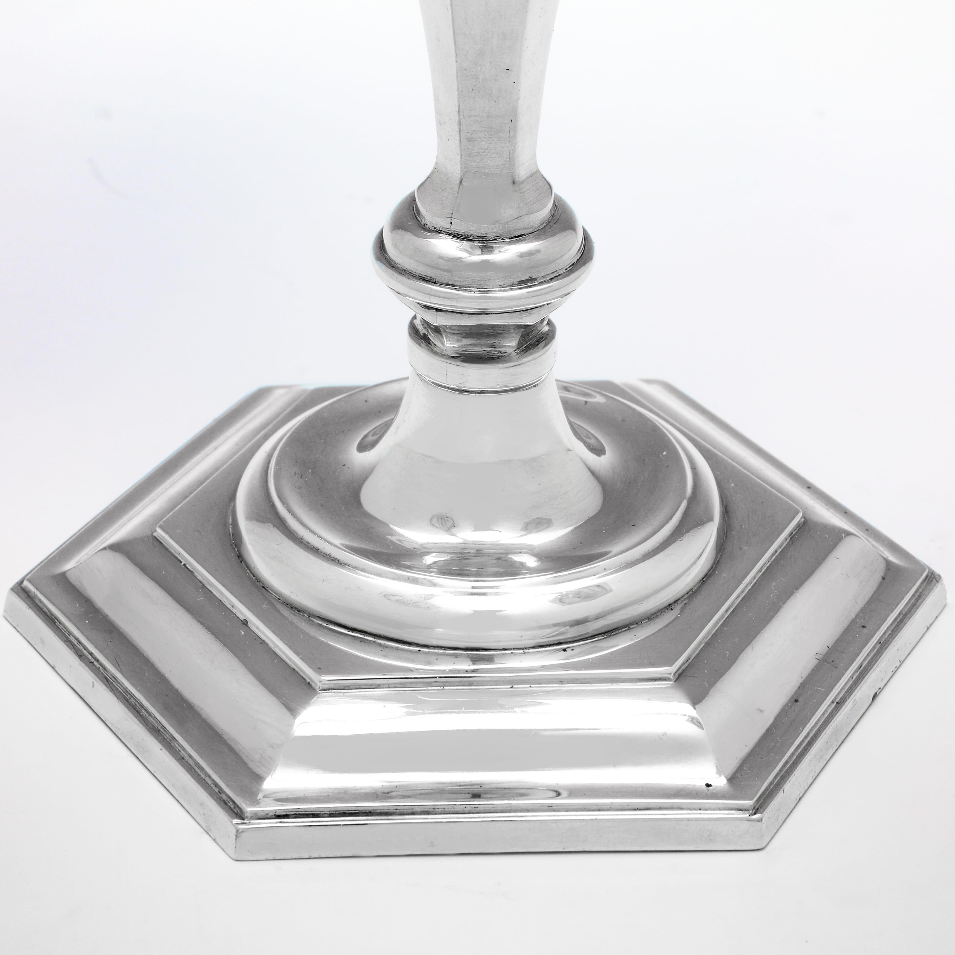 Argento 925 Coppia di candelabri in argento sterling fusi e realizzati a Londra nel 1965 da C.J. Vander in vendita
