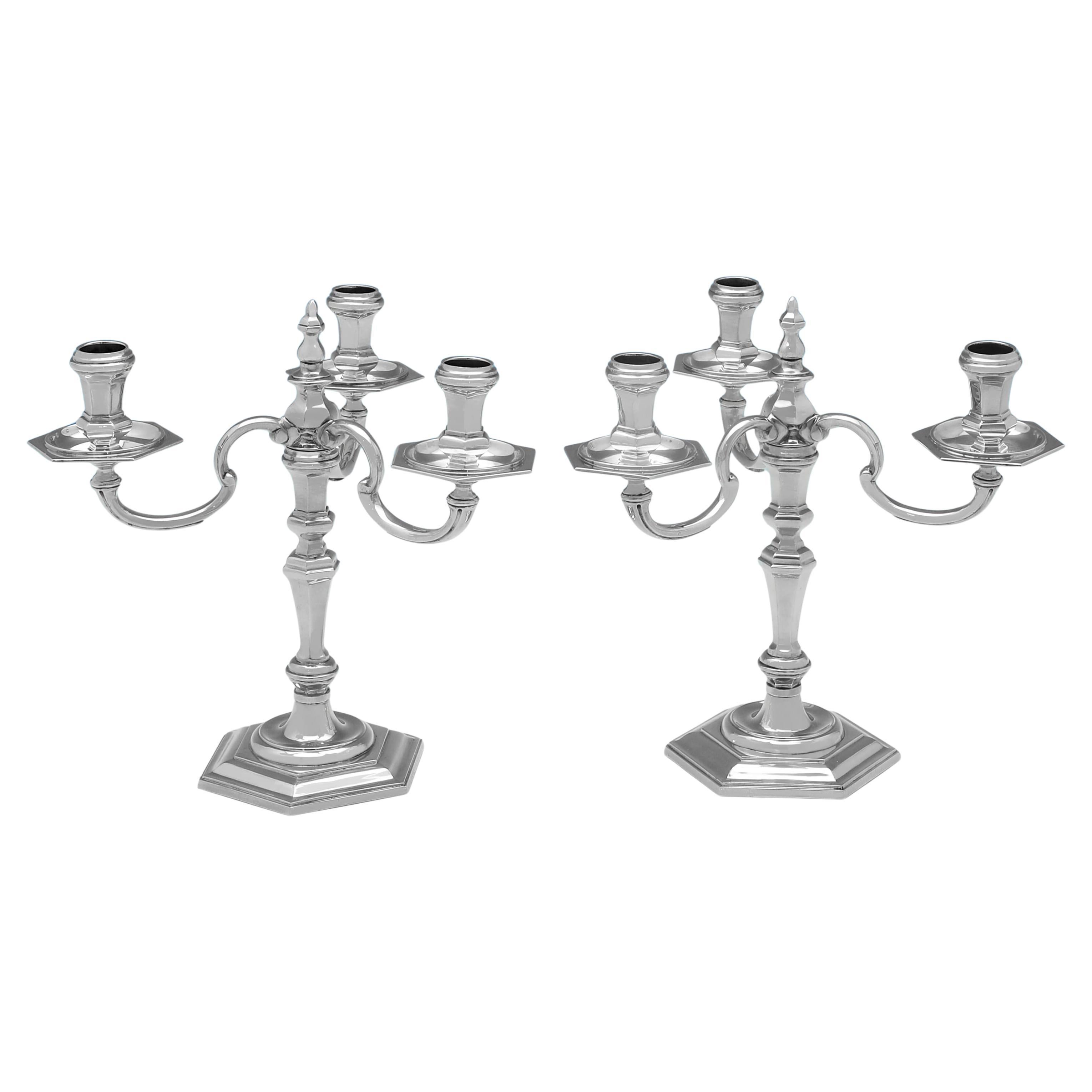 Paire de candélabres en argent sterling moulé fabriqués à Londres en 1965 par C. J. Vander