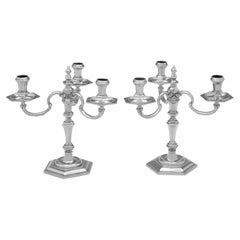 Paire de candélabres en argent sterling moulé fabriqués à Londres en 1965 par C. J. Vander