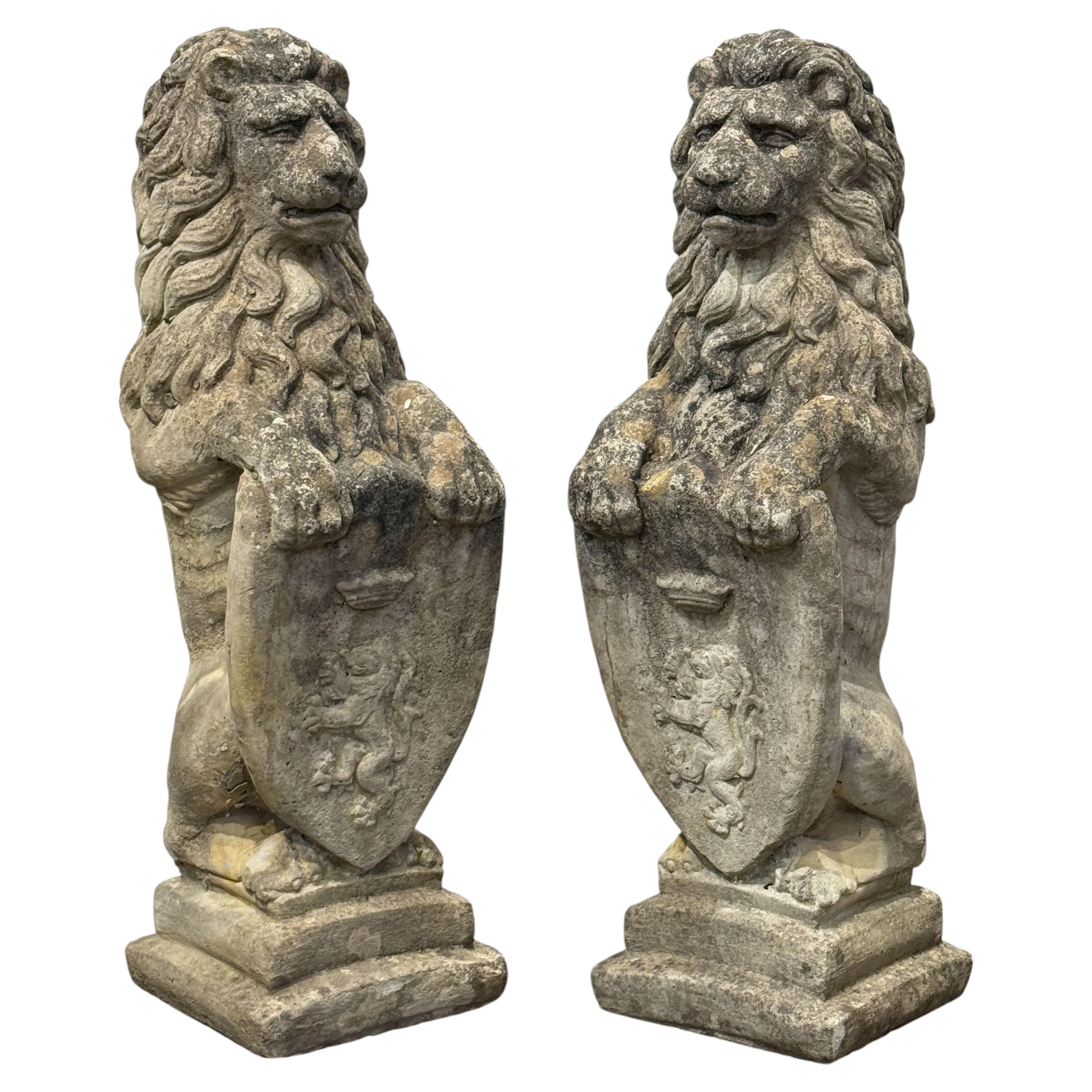 Pareja de estatuas de león armorial de piedra fundida para jardín procedentes de Inglaterra - Dos disponibles