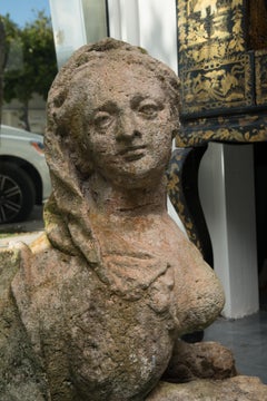 Paire de figurines de sphinx en pierre coulée de style néo-égyptien