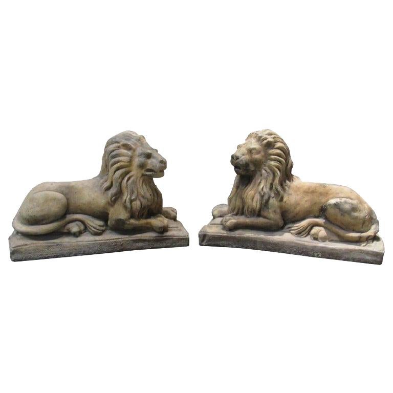 Paar Gartenlöwen aus Gussstein:: liegende Löwen auf Sockeln