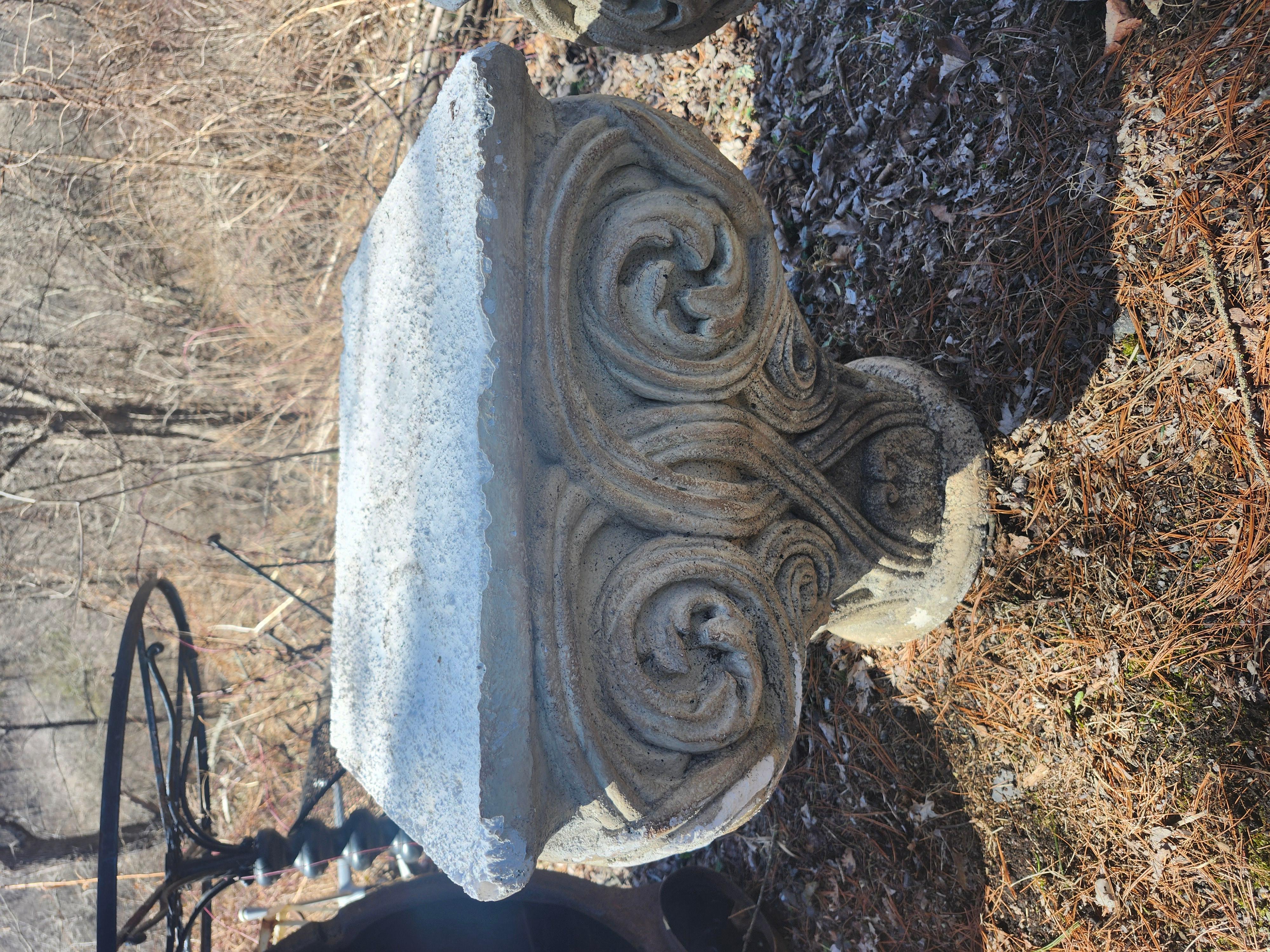 Pareja de Adornos de Jardín de Piedra Fundida + Concha Marina Capiteles de Columnas Romanas Mesas Bajas en venta 2