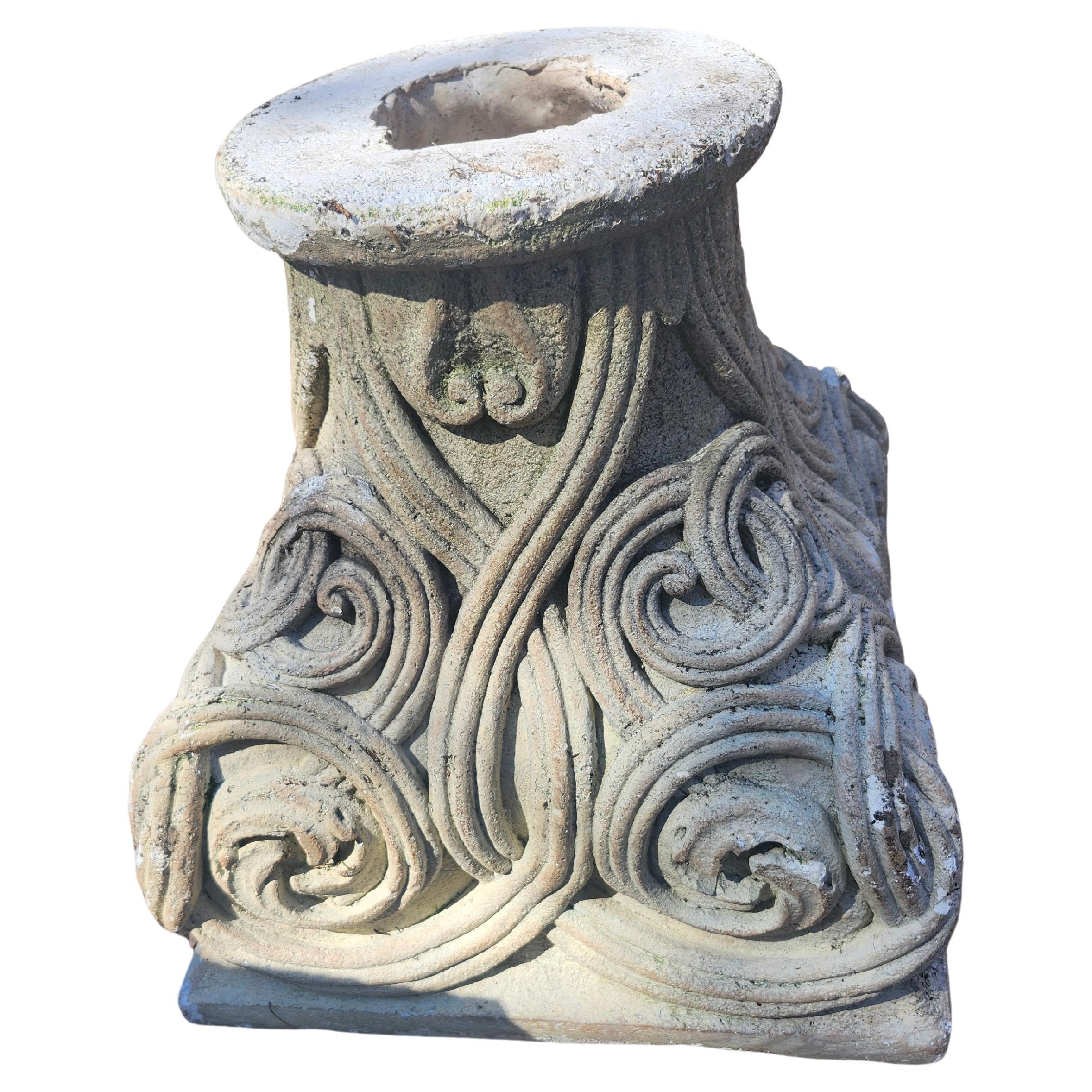 Fantástica pareja de capiteles de fundición de piedra triturada realizados probablemente como adornos de jardín c1970. Estilo romano y greco, incluso un poco de Art Decó. Pueden utilizarse como mesas, ya que funcionarían bien como tales. Hermosas