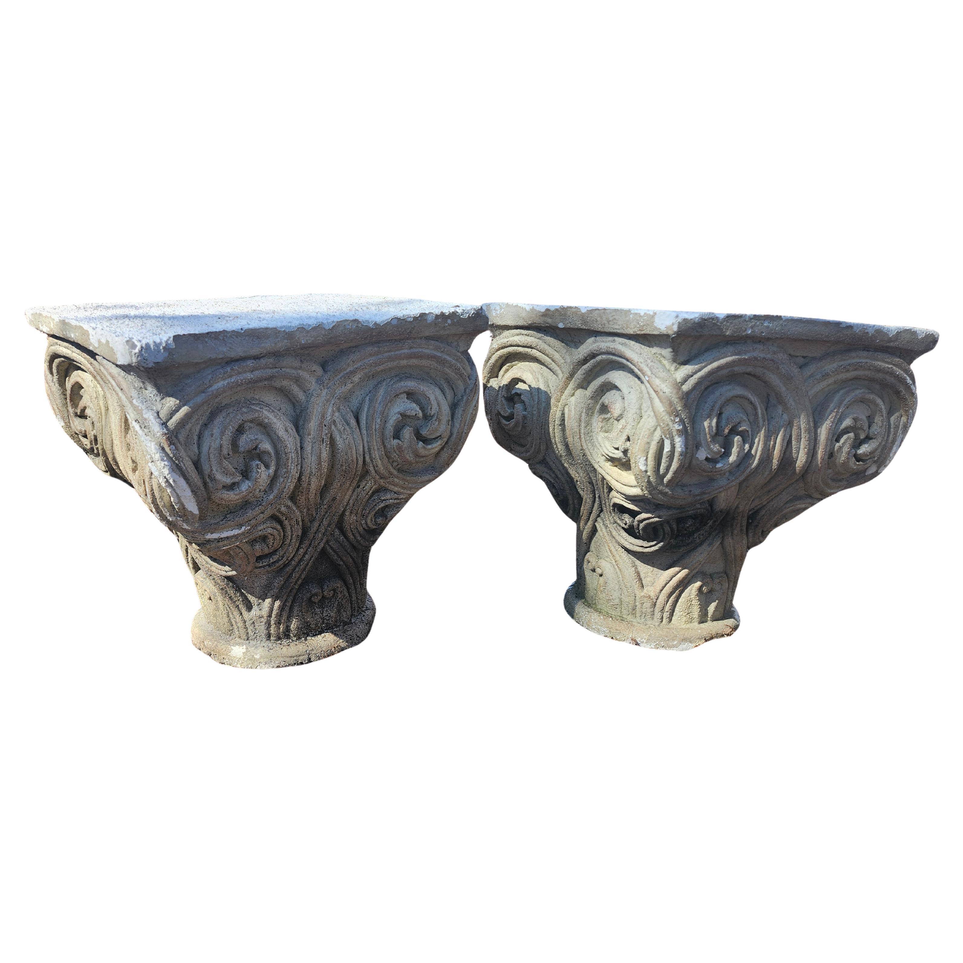 Pareja de Adornos de Jardín de Piedra Fundida + Concha Marina Capiteles de Columnas Romanas Mesas Bajas Estadounidense en venta