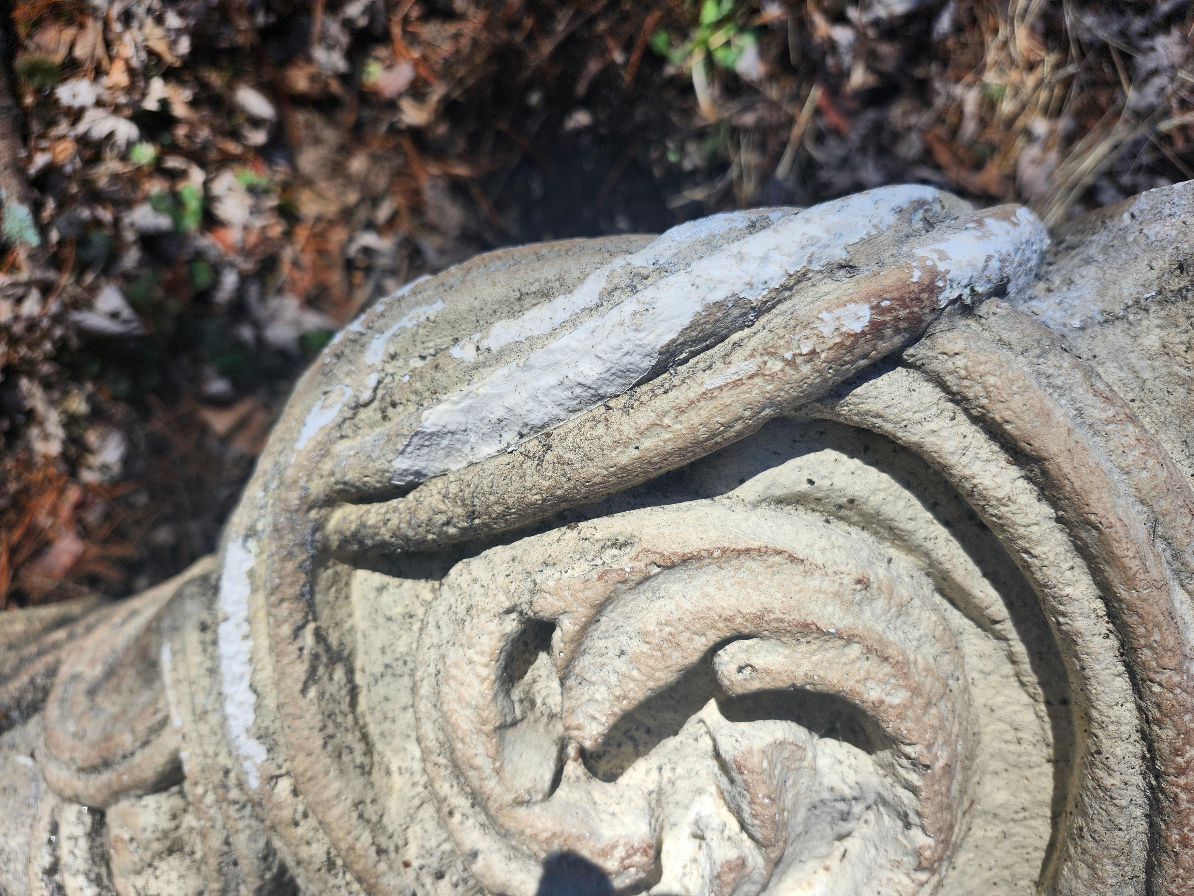 Pareja de Adornos de Jardín de Piedra Fundida + Concha Marina Capiteles de Columnas Romanas Mesas Bajas en Bueno estado para la venta en Port Jervis, NY
