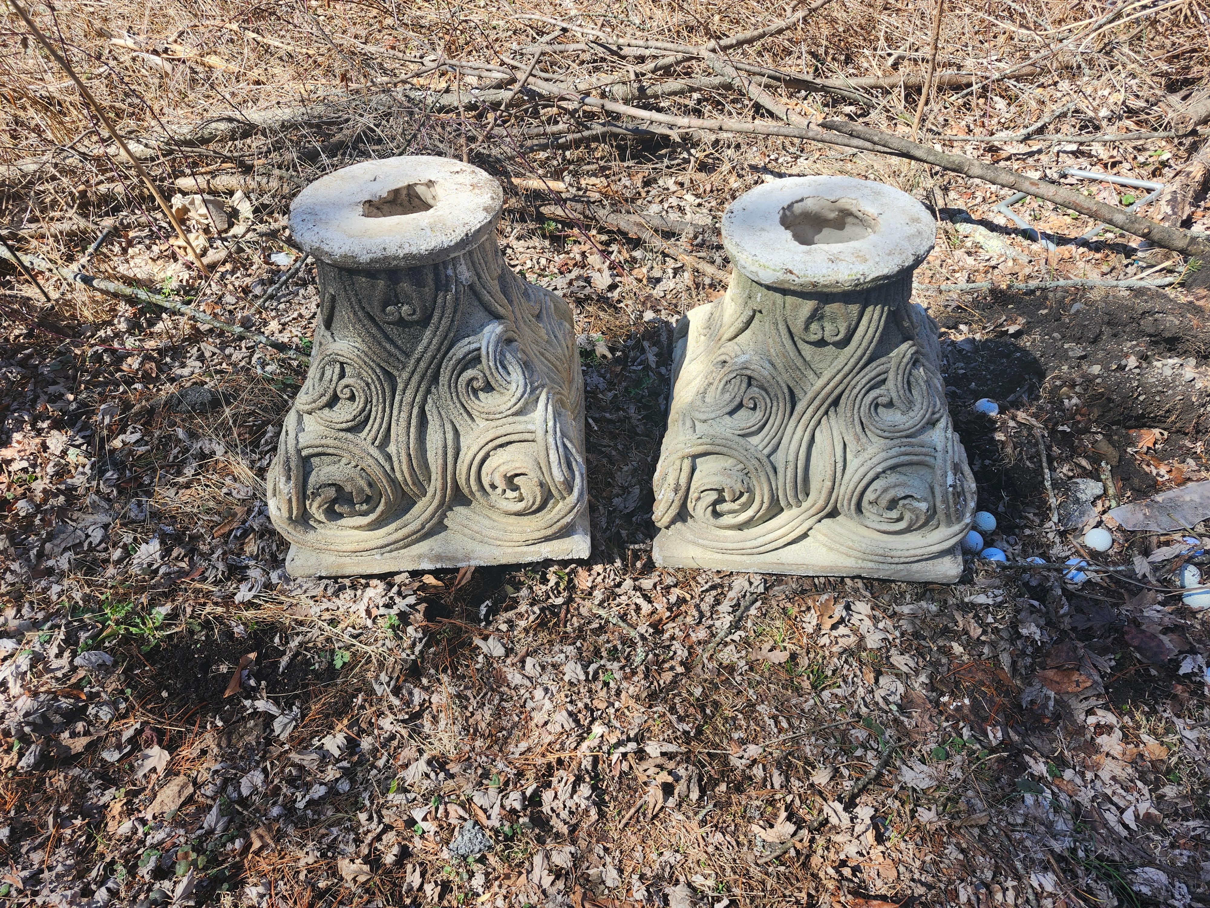 Pareja de Adornos de Jardín de Piedra Fundida + Concha Marina Capiteles de Columnas Romanas Mesas Bajas finales del siglo XX en venta