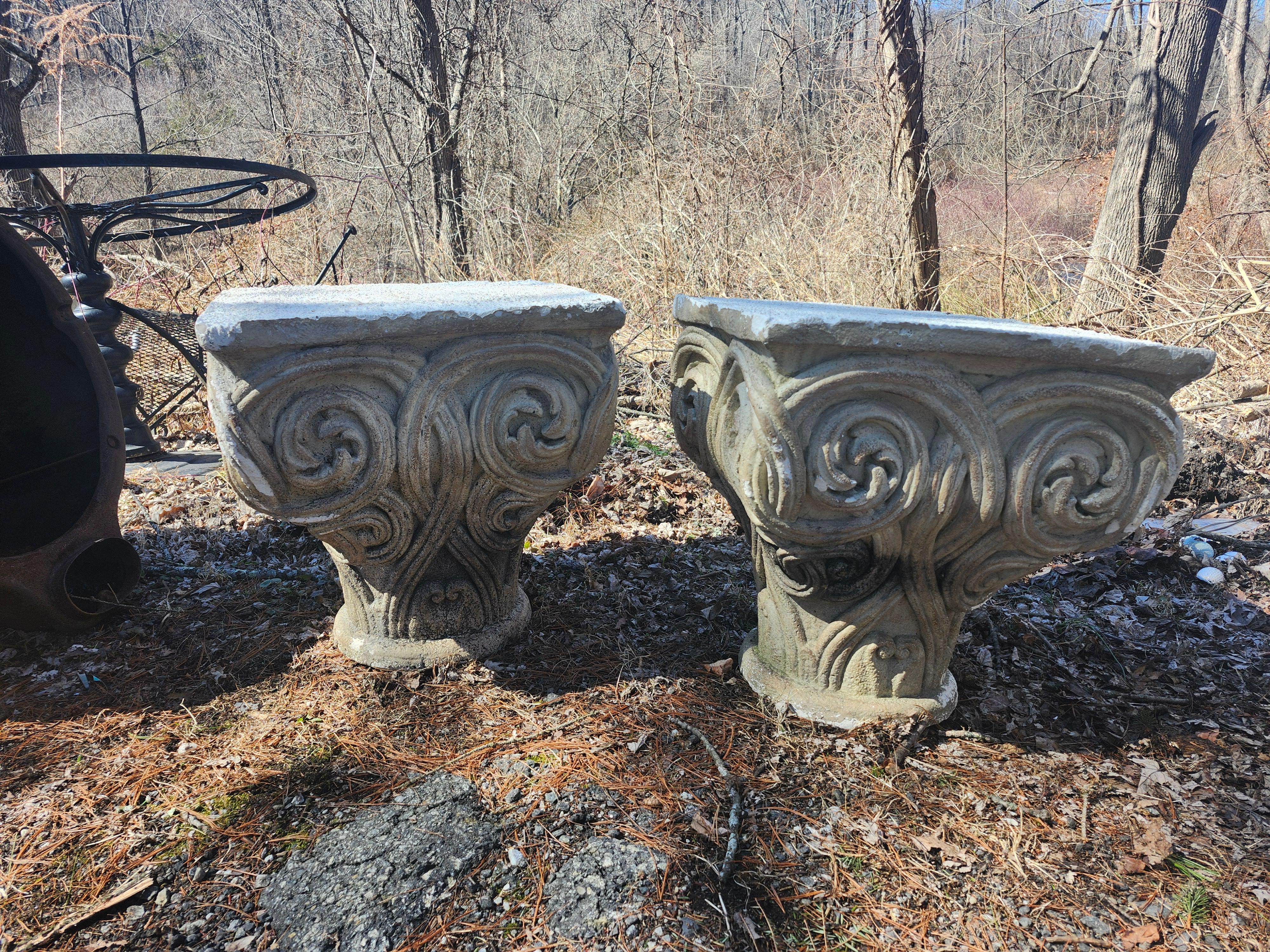 Pareja de Adornos de Jardín de Piedra Fundida + Concha Marina Capiteles de Columnas Romanas Mesas Bajas en venta 1