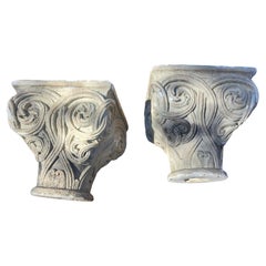 Paire d'ornements de jardin en pierre moulée + coquillages Capitales de colonnes romaines Tables basses