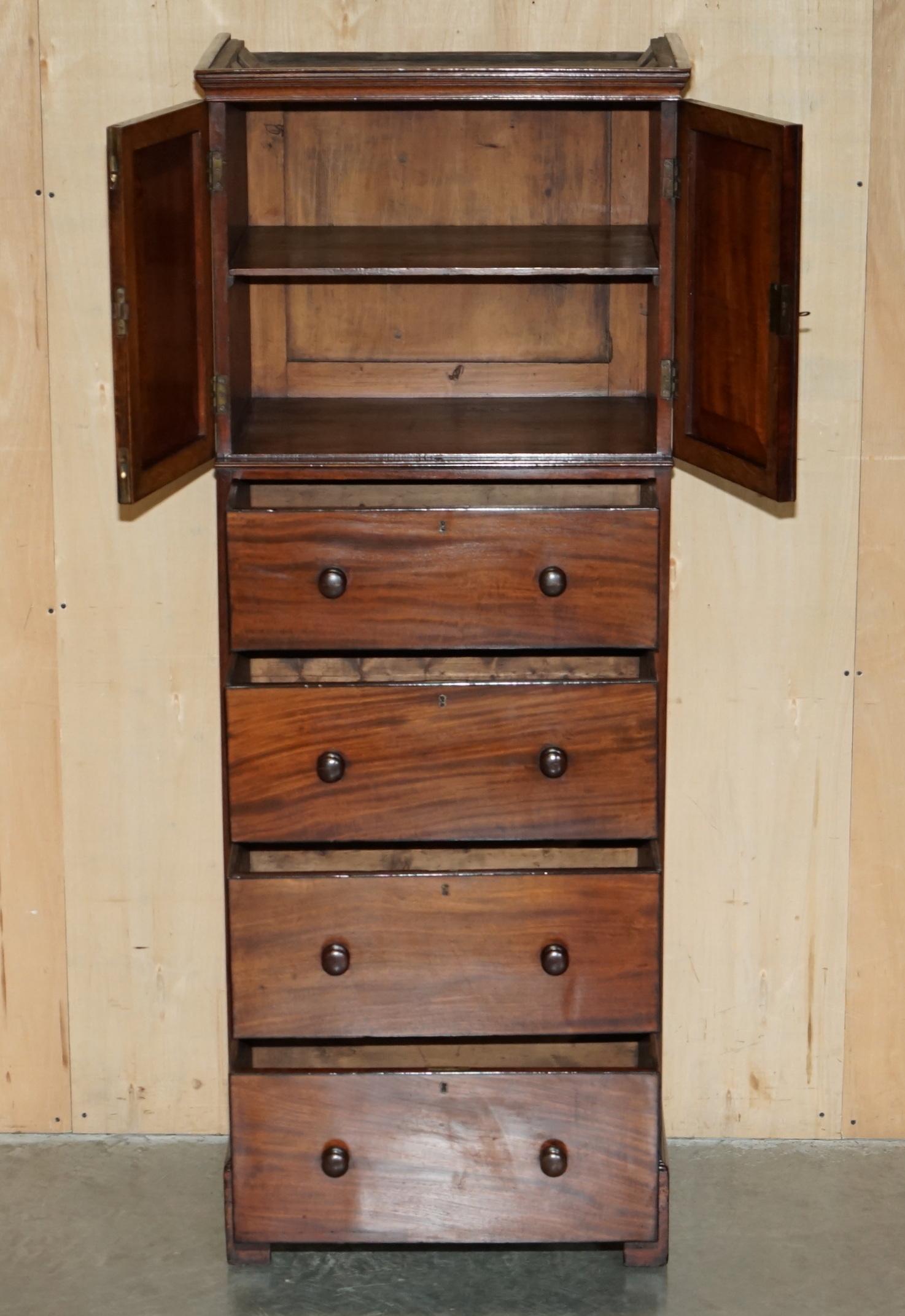 PAIRO DI CASTLE Howard ANTICO 1840 CASSETTIERA IN LEGNO DURO CON CASSETTIERA E ARMADIO in vendita 4