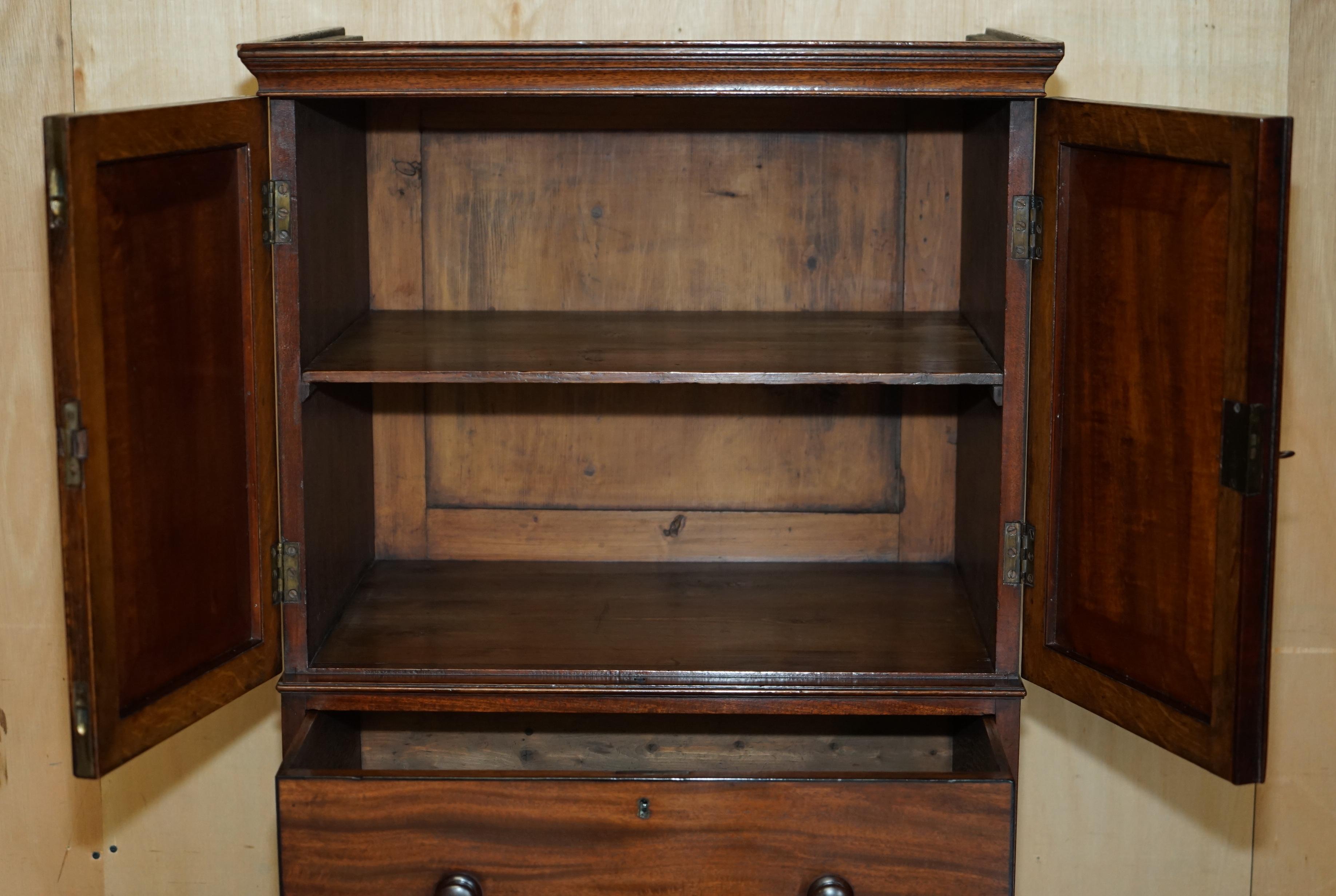 PAIRO DI CASTLE Howard ANTICO 1840 CASSETTIERA IN LEGNO DURO CON CASSETTIERA E ARMADIO in vendita 5