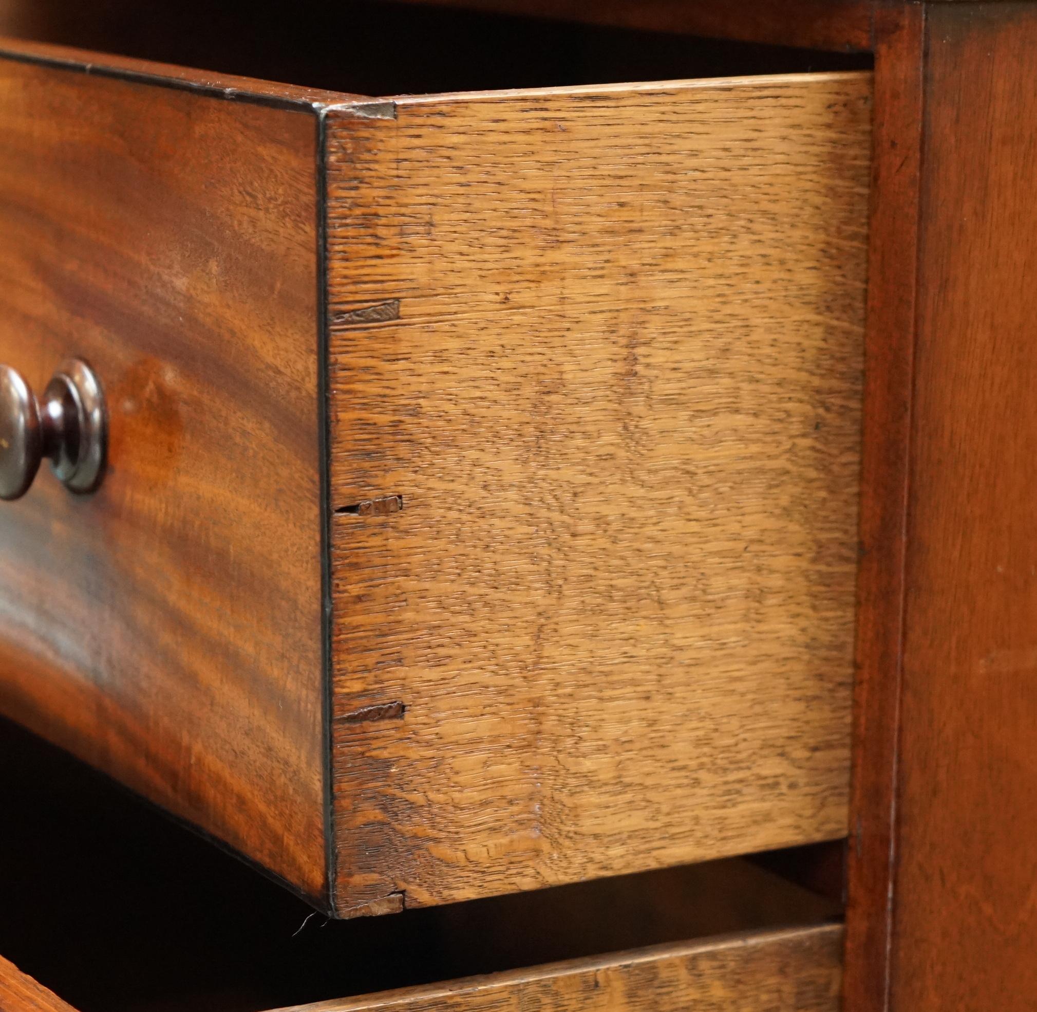 PAIRO DI CASTLE Howard ANTICO 1840 CASSETTIERA IN LEGNO DURO CON CASSETTIERA E ARMADIO in vendita 8