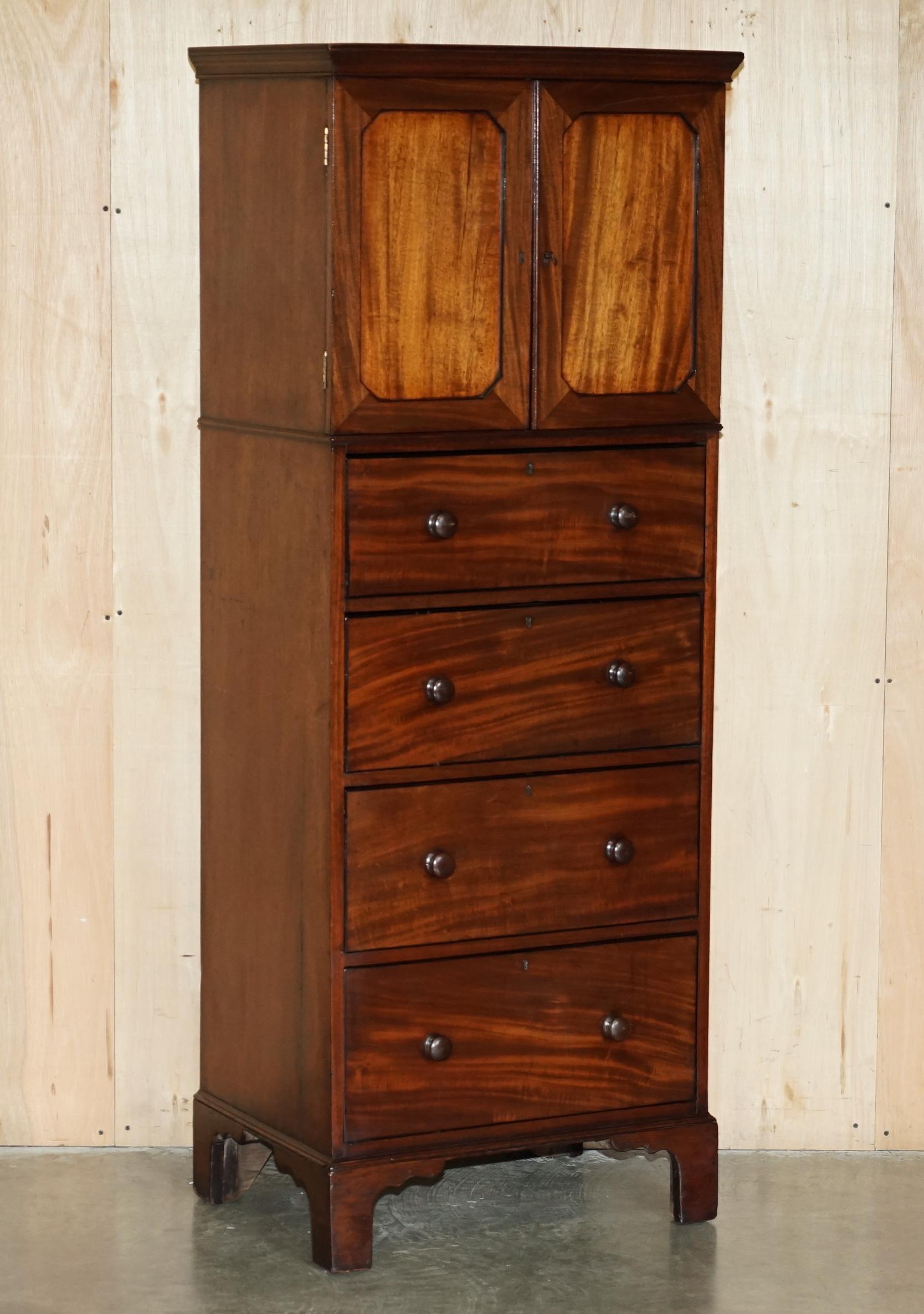 Casa Reale Antiquariato

The Royal House Antiques è lieta di offrire in vendita questa sublime coppia di cassettoni in mogano fiammato del tardo georgiano o del primo periodo vittoriano, circa 1820-1840, provenienti da Castle Howard, nel North