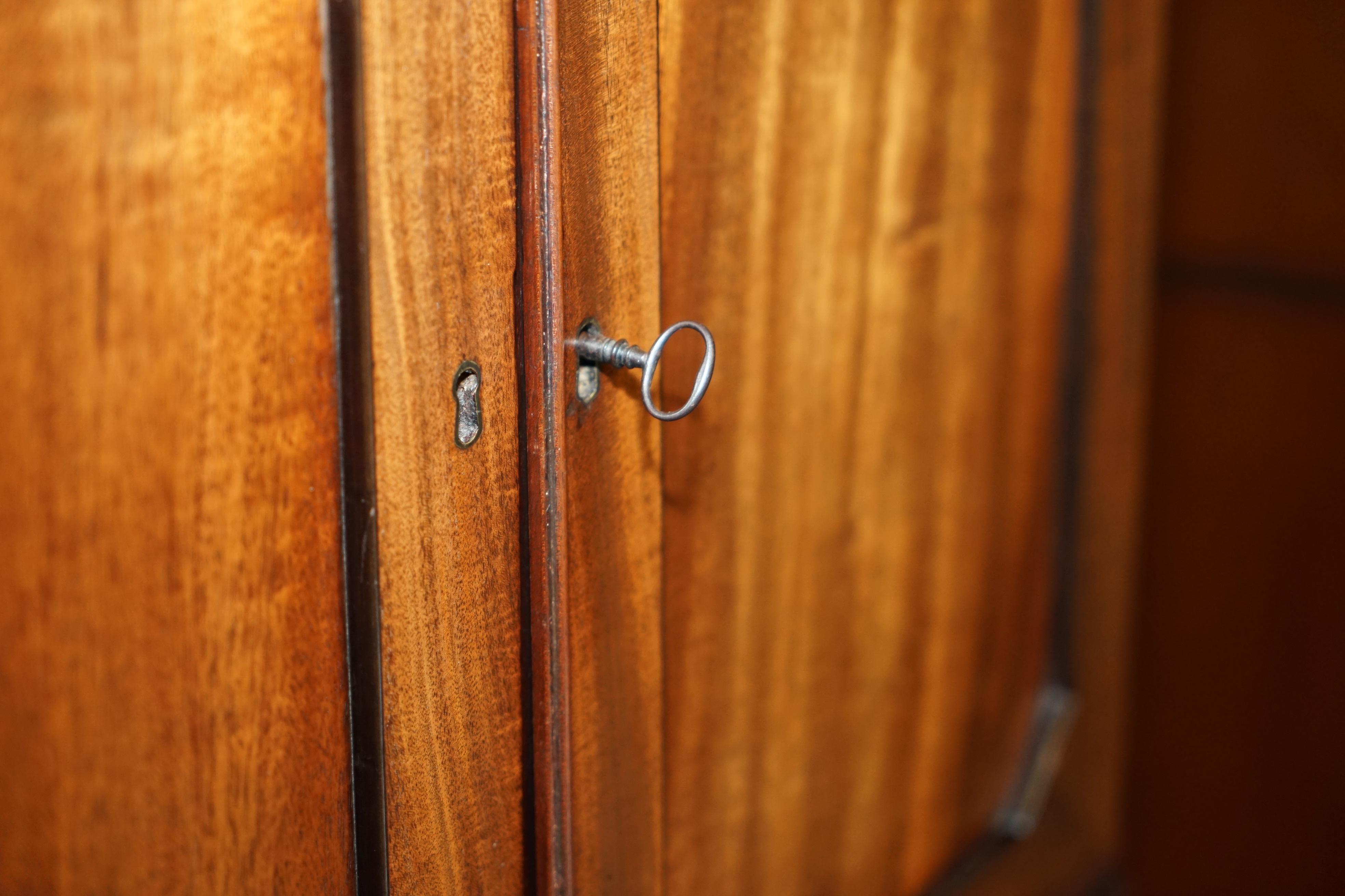 Metà XIX secolo PAIRO DI CASTLE Howard ANTICO 1840 CASSETTIERA IN LEGNO DURO CON CASSETTIERA E ARMADIO in vendita