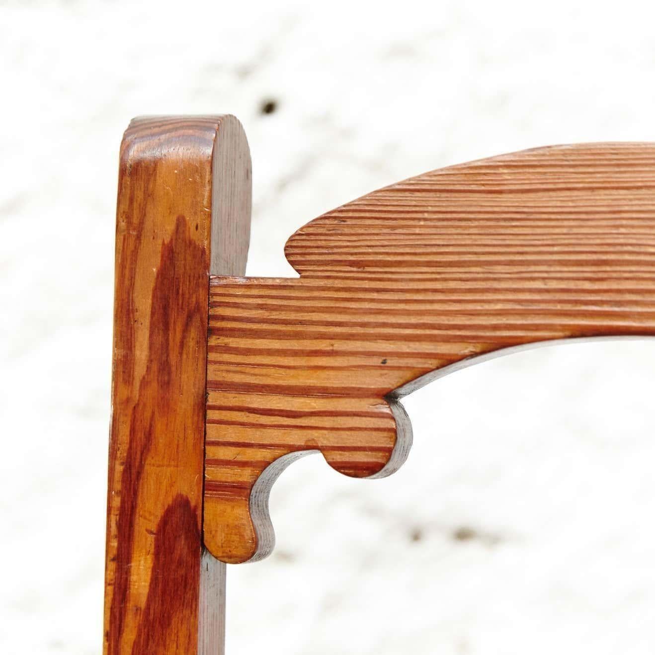 Pareja de sillas modernistas catalanas de madera, hacia 1920 en venta 3