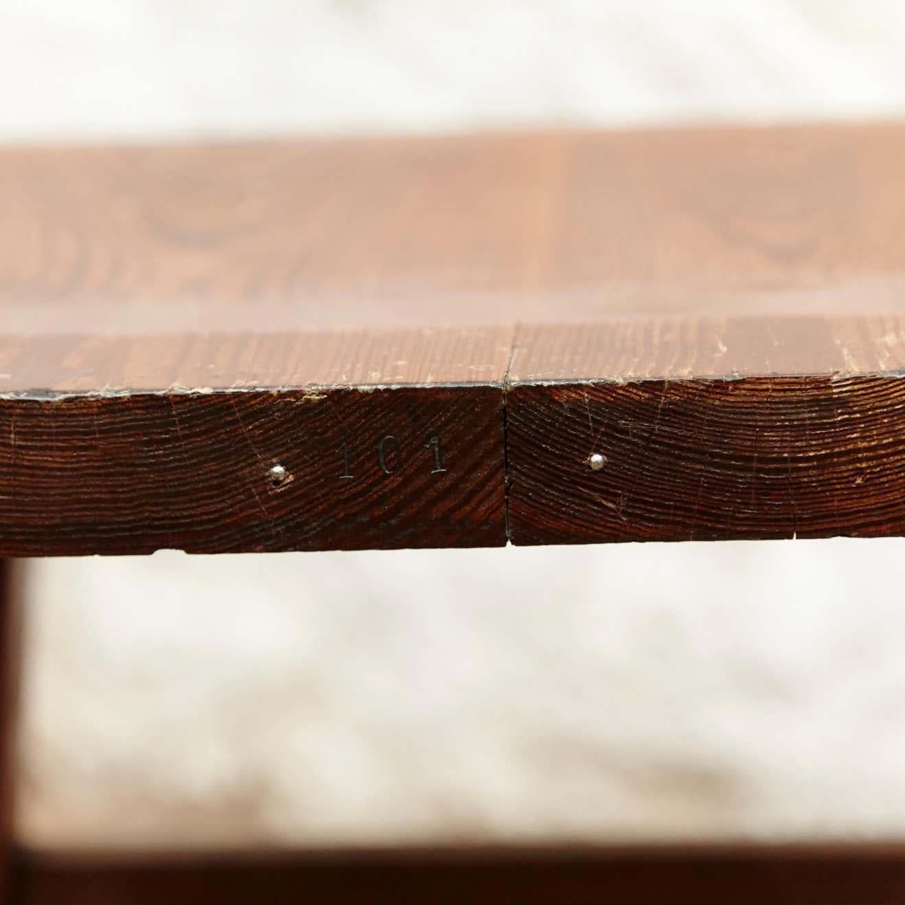 Pareja de sillas modernistas catalanas de madera, hacia 1920 en venta 4