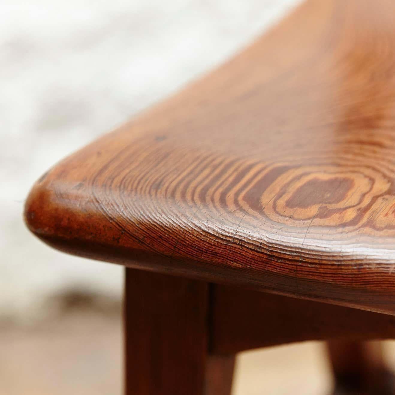 Pareja de sillas modernistas catalanas de madera, hacia 1920 en venta 6