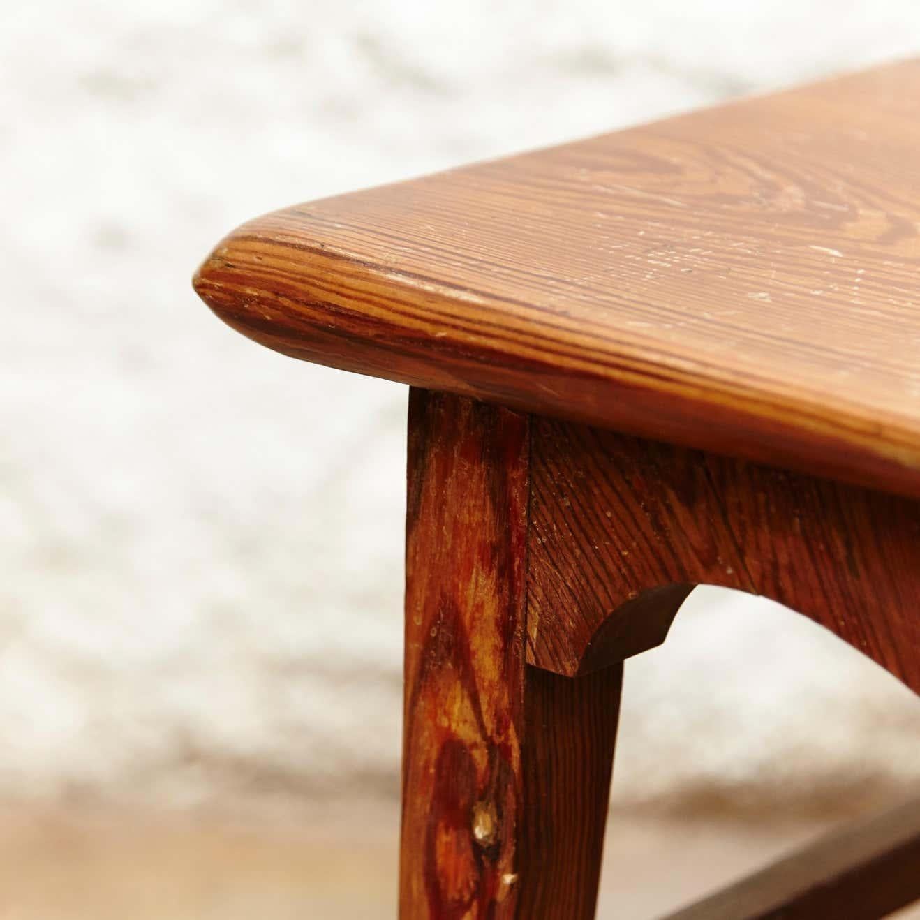 Pareja de sillas modernistas catalanas de madera, hacia 1920 en venta 9