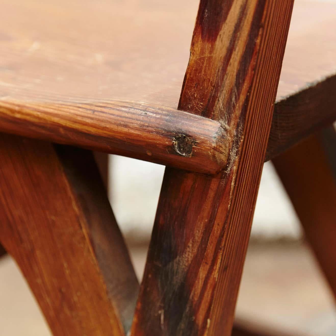 Pareja de sillas modernistas catalanas de madera, hacia 1920 en venta 10