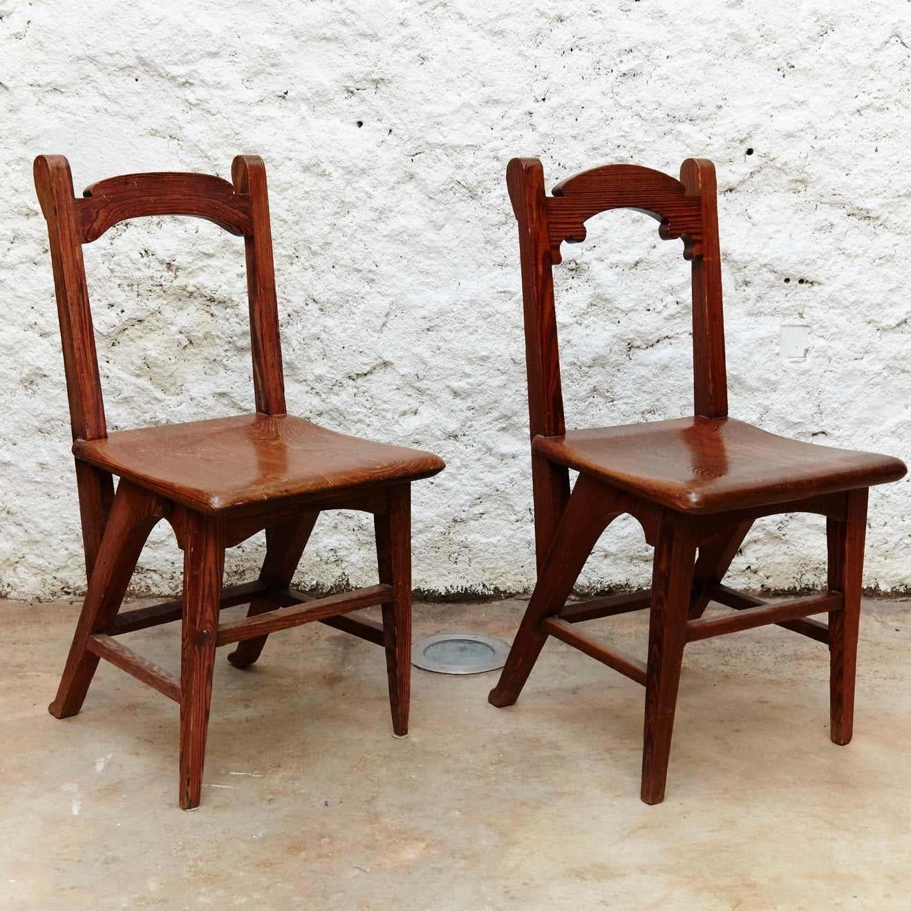 Paire de chaises en bois modernistes Catalanes,
Conçu pour le Palais de justice de Barcelone.
Fabriqué vers 1920 à Barcelone (Espagne).

En état d'origine avec une usure mineure conforme à l'âge et à l'utilisation, préservant une belle