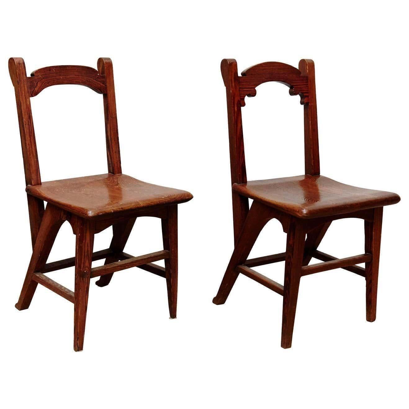 Pareja de Sillas Modernistas Catalanas de Madera - Diseñadas para el Palacio de Justicia, Barcelona, Circa 1920

Adéntrate en el mundo del modernismo catalán con este excepcional par de sillas de madera, diseñadas específicamente para el Palacio de
