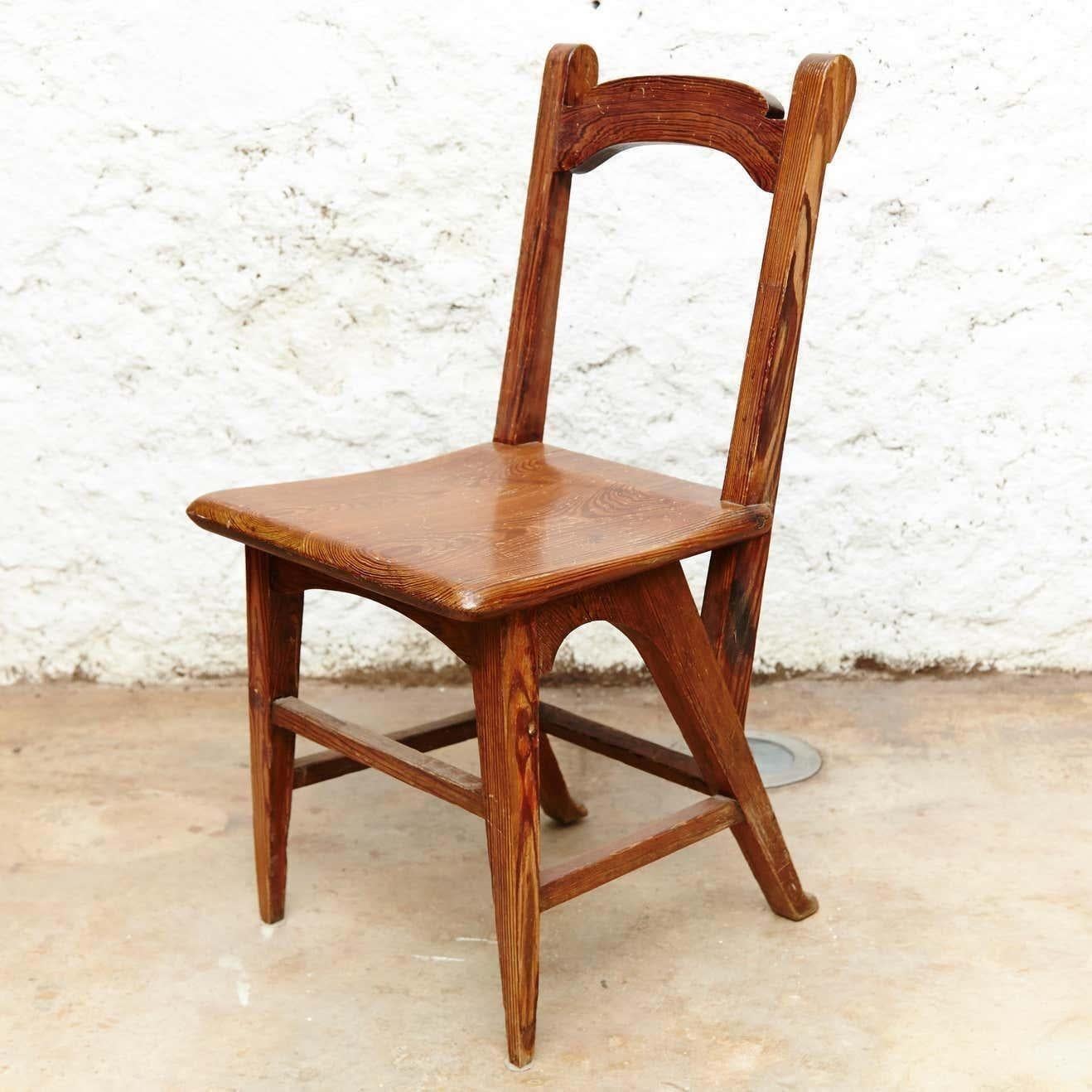 Pareja de sillas modernistas catalanas de madera, hacia 1920 Madera en venta