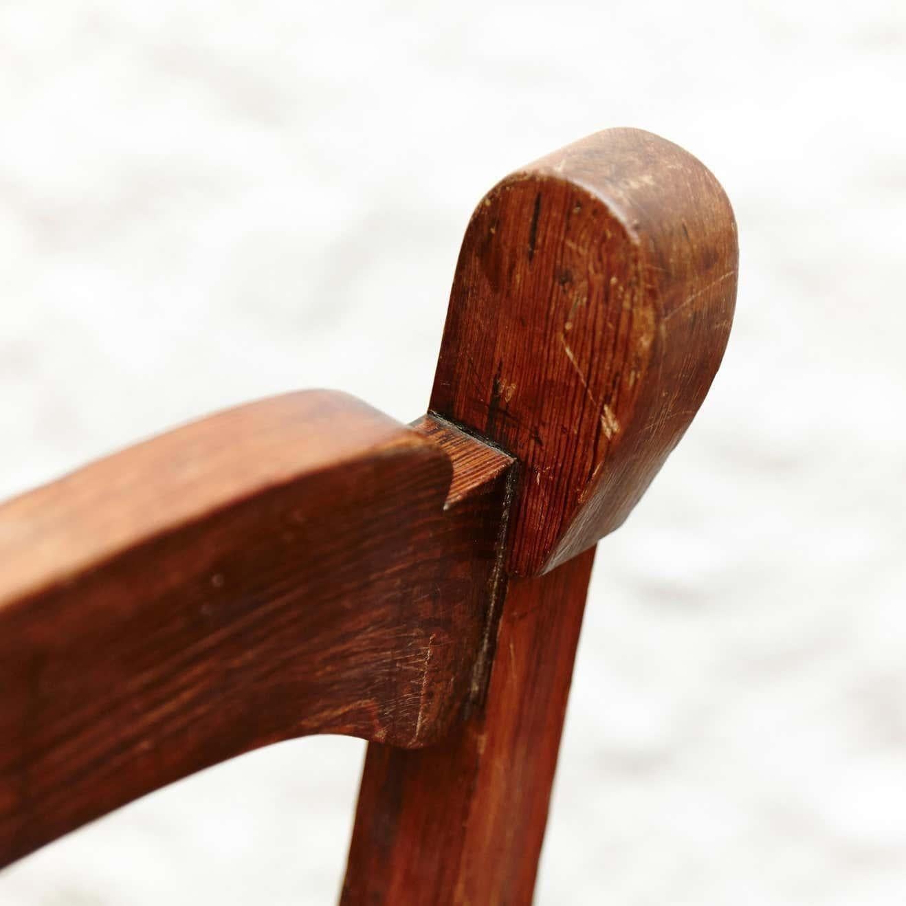 Pareja de sillas modernistas catalanas de madera, hacia 1920 en venta 1